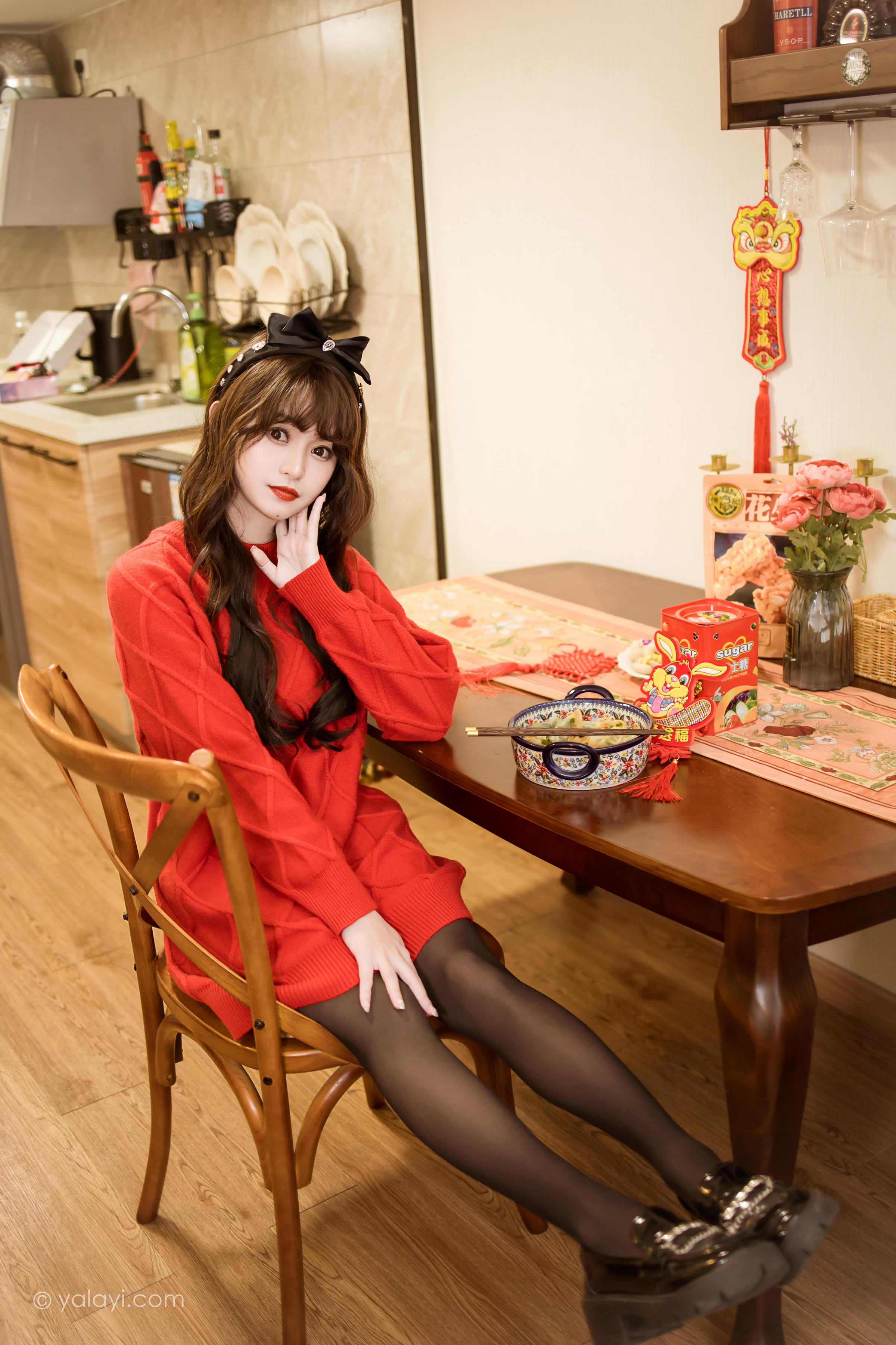 [YALAYI雅拉伊]2023.01.19 穿上你送的红毛衣 小亭 黑丝美腿居家性感写真集第13张