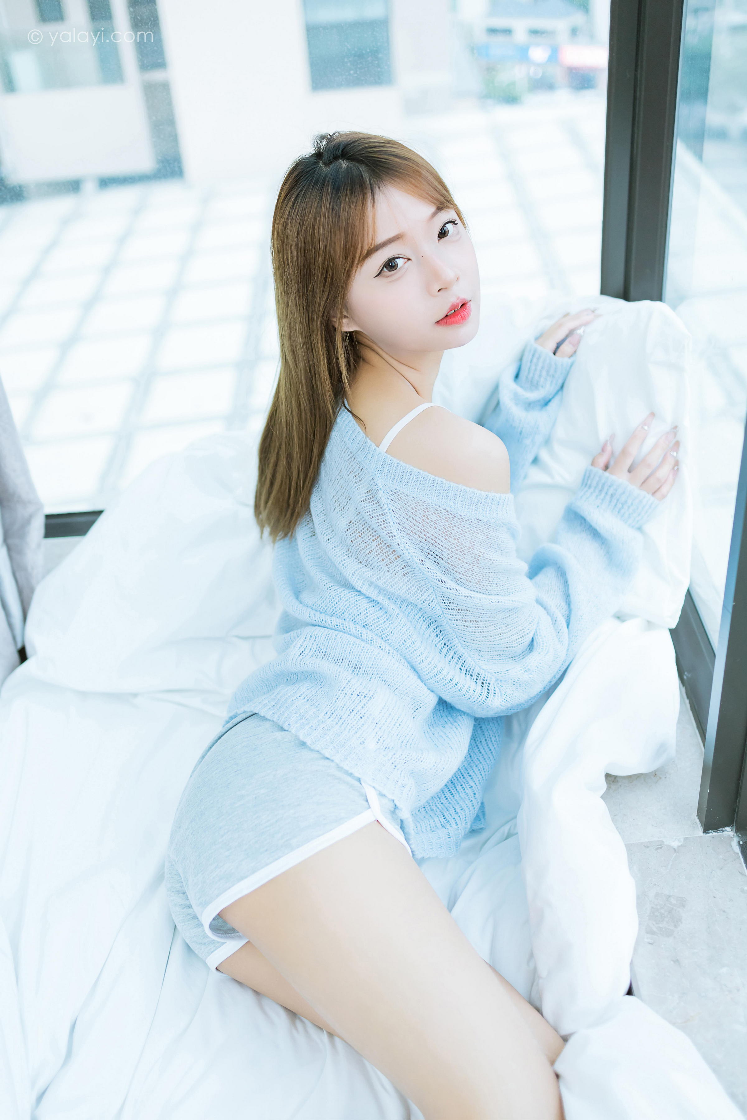 [YALAYI雅拉伊]2023.01.30 家有女友 阿禾 淡蓝色镂空毛衣加白色内衣性感写真集第5张