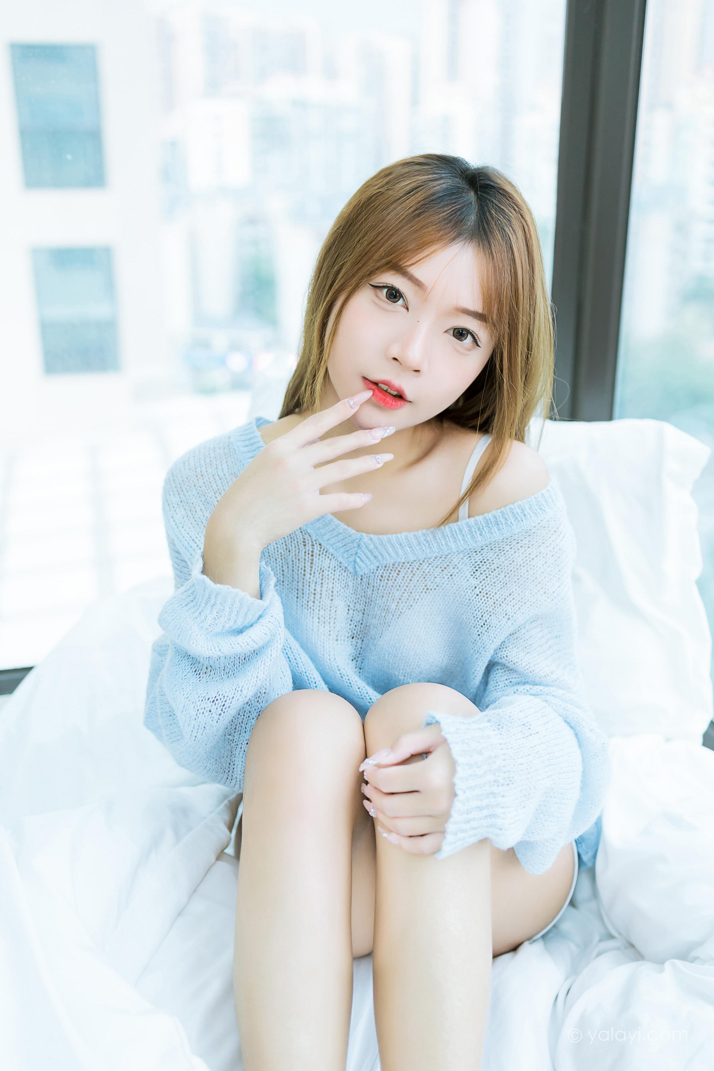 [YALAYI雅拉伊]2023.01.30 家有女友 阿禾 淡蓝色镂空毛衣加白色内衣性感写真集第7张