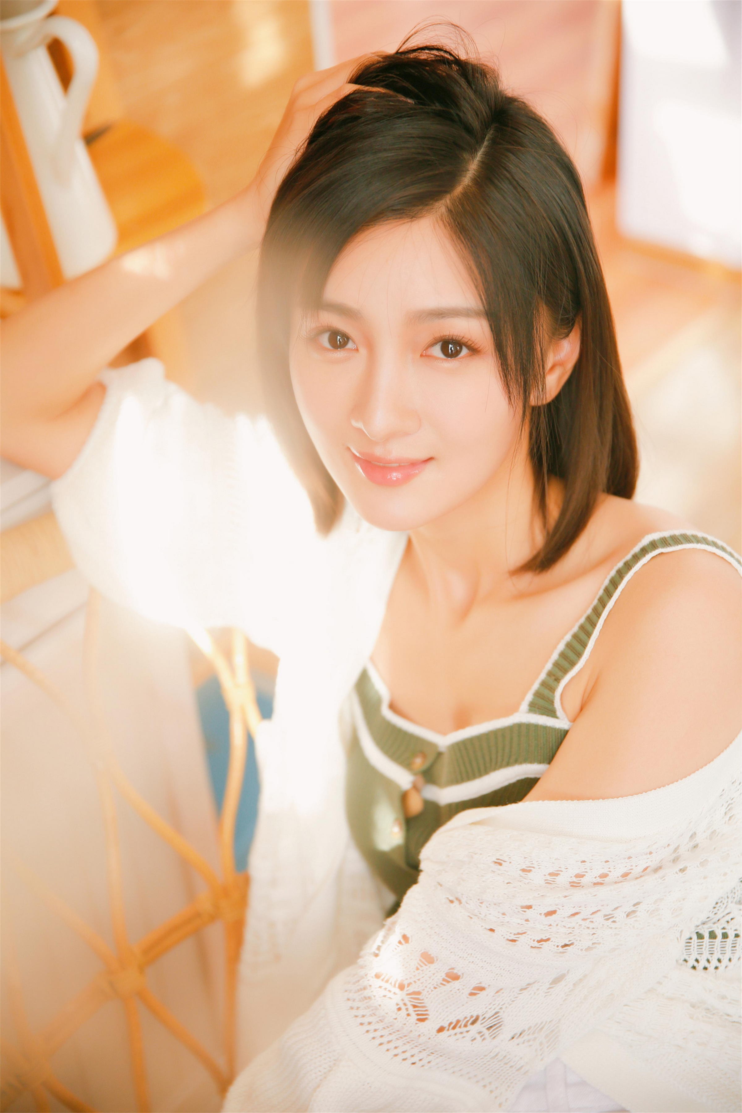 [YALAYI雅拉伊]2023.02.01 像第一次遇见你 清纯甜美小女友 白色镂空披肩与短裤加性感小背心私房写真集第2张