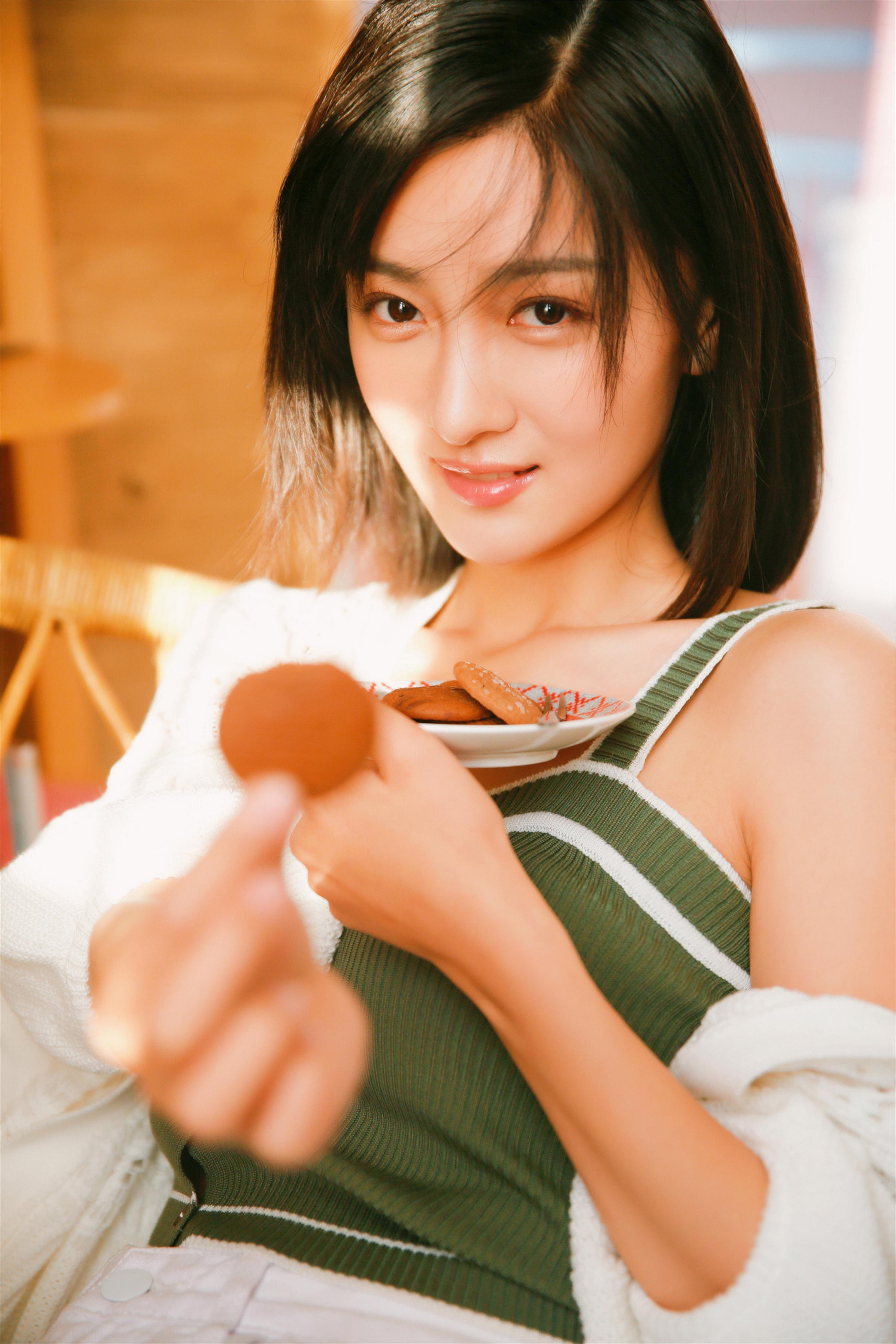 [YALAYI雅拉伊]2023.02.01 像第一次遇见你 清纯甜美小女友 白色镂空披肩与短裤加性感小背心私房写真集第5张