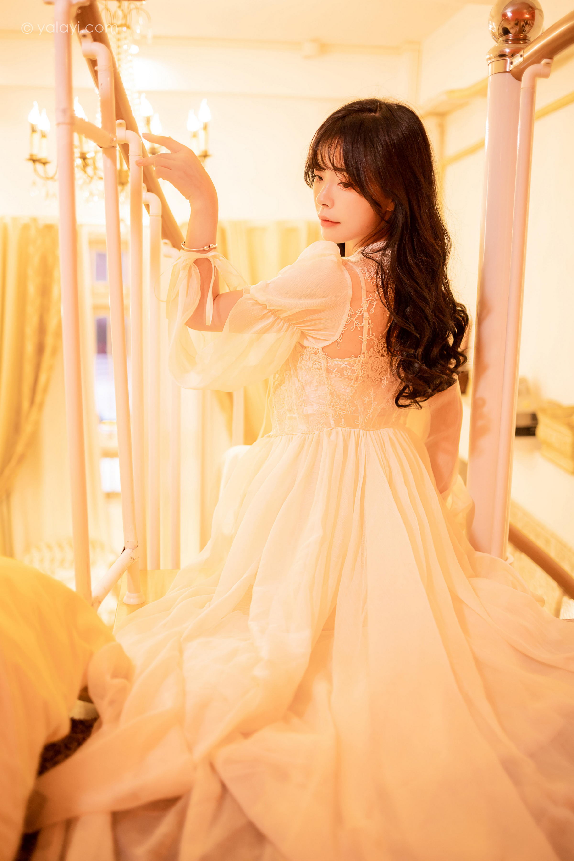 [YALAYI雅拉伊]2023.02.04 香浓的诱惑 程小蝶 白色透视披肩裙加蕾丝抹胸连衣裙性感写真集第12张
