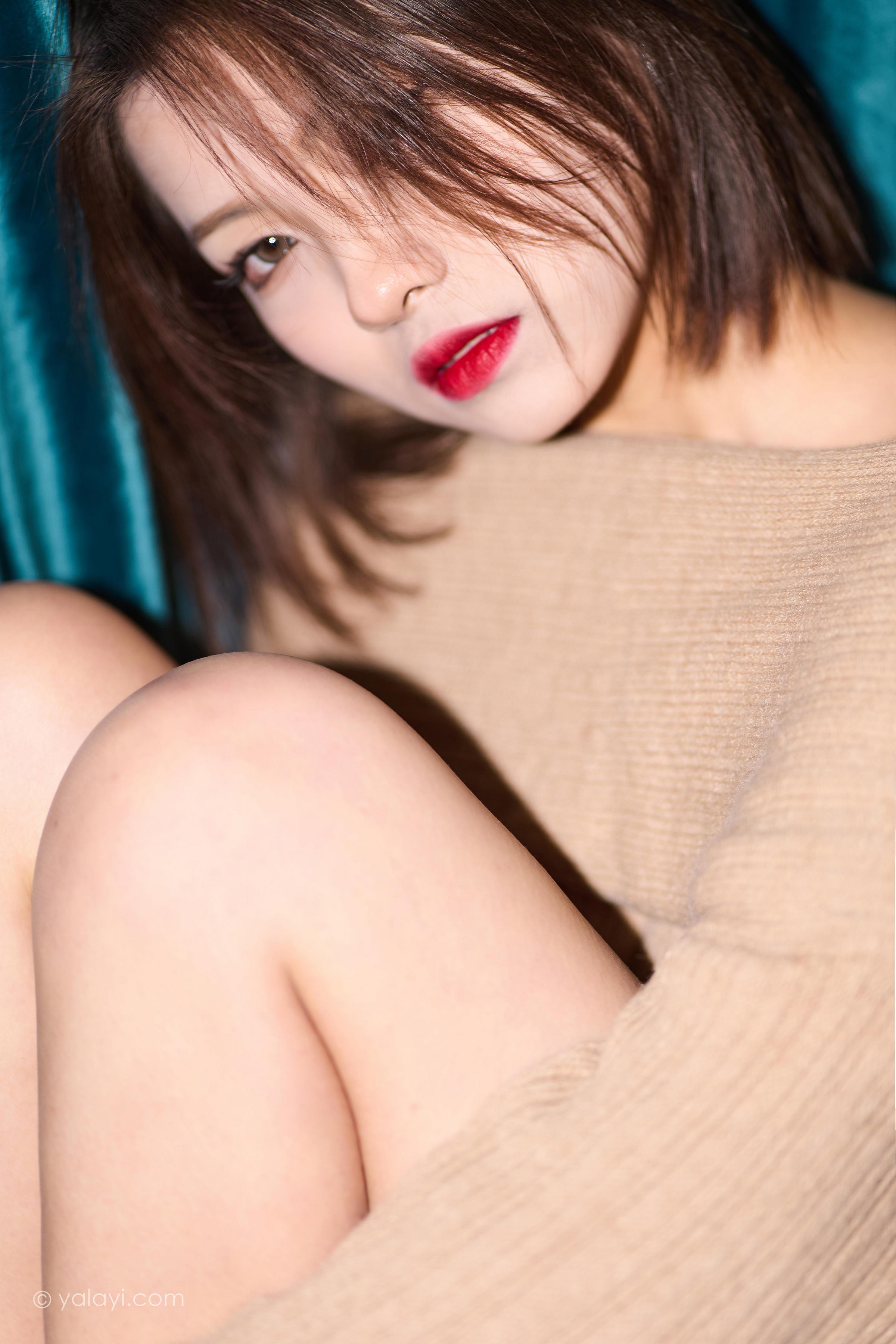 [YALAYI雅拉伊]2023.02.06 曼妙的身姿 悦儿 米色抹胸裙加黑色短裤性感私房写真集第14张