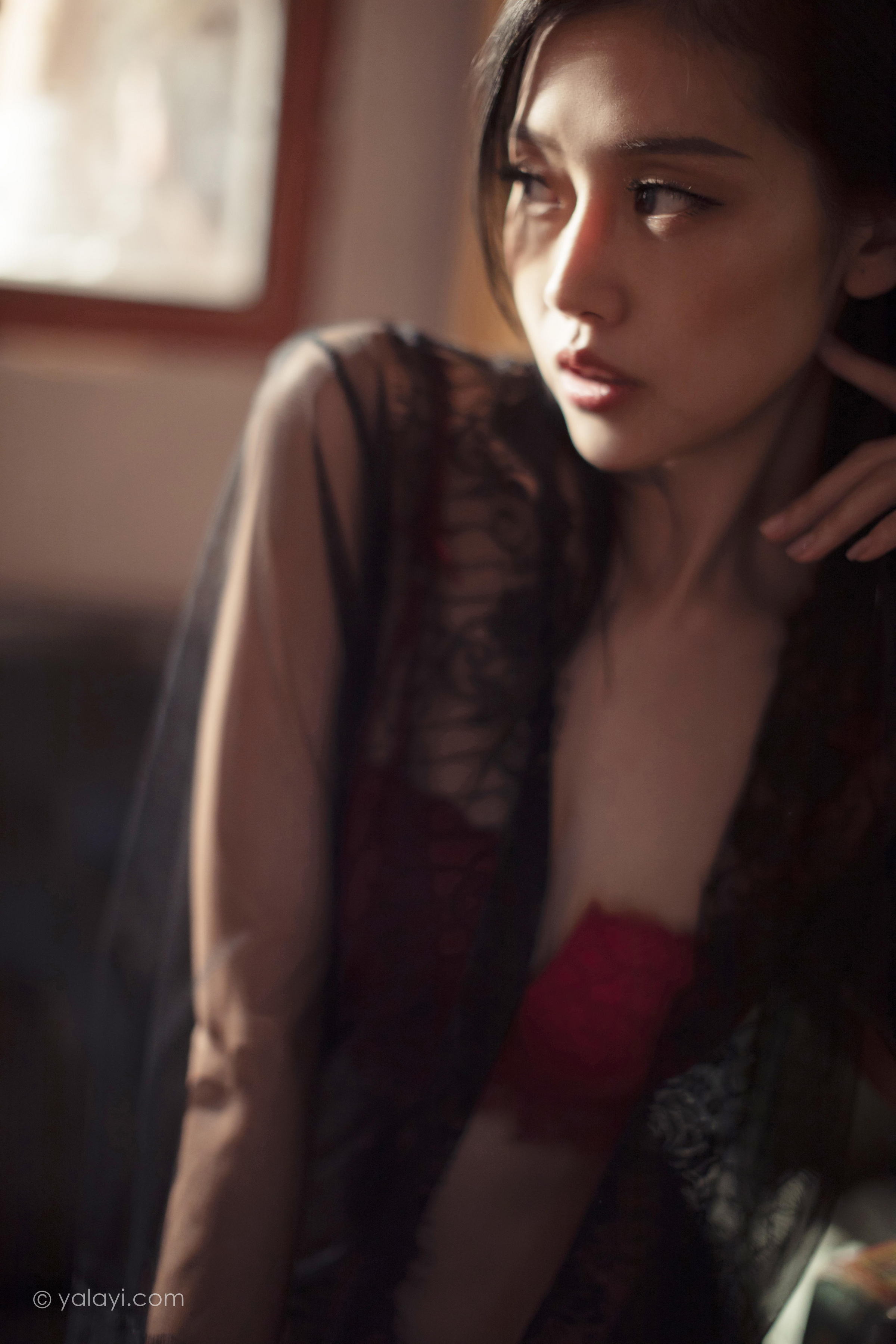 [YALAYI雅拉伊]2023.02.17 一抹红色 图雅 黑色透视睡衣加红色蕾丝内衣性感私房写真集第11张