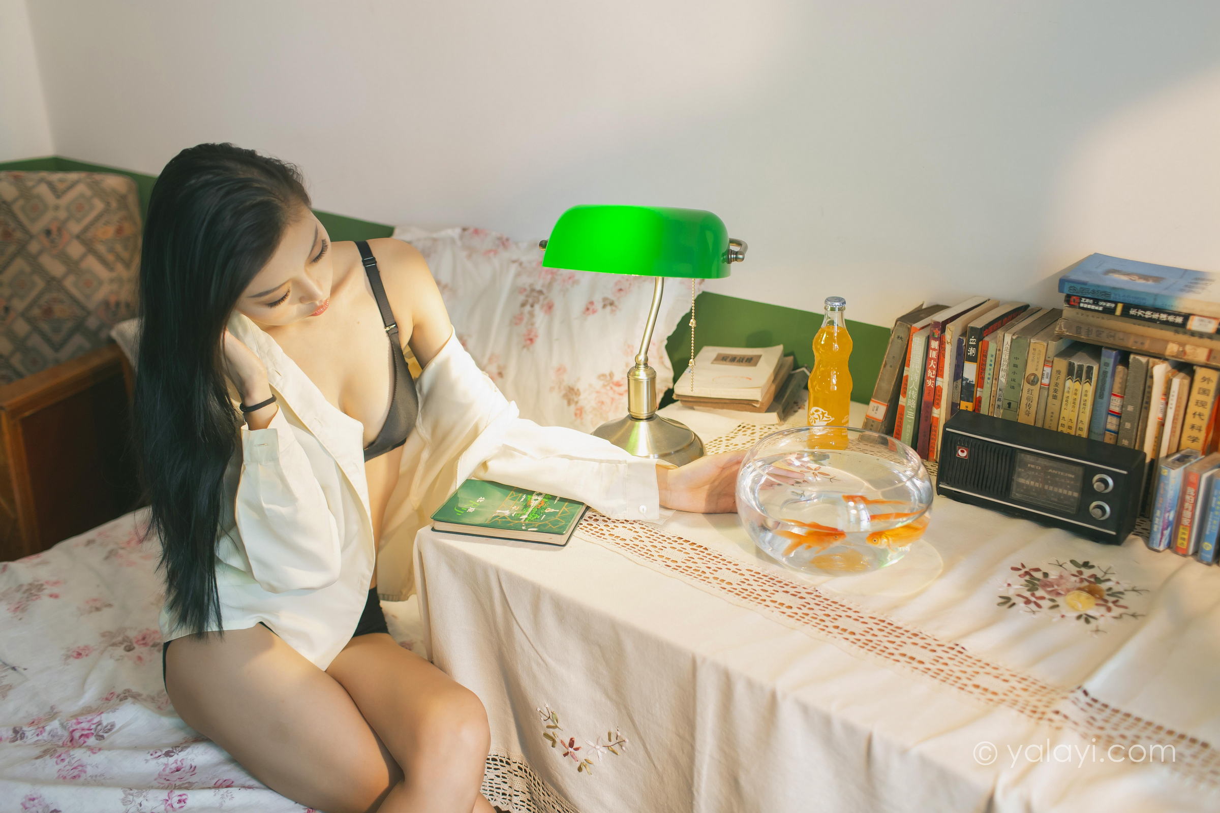 [YALAYI雅拉伊]2023.03.01 白衬衣女神 图雅 白色衬衫加黑色内衣性感私房写真集第4张