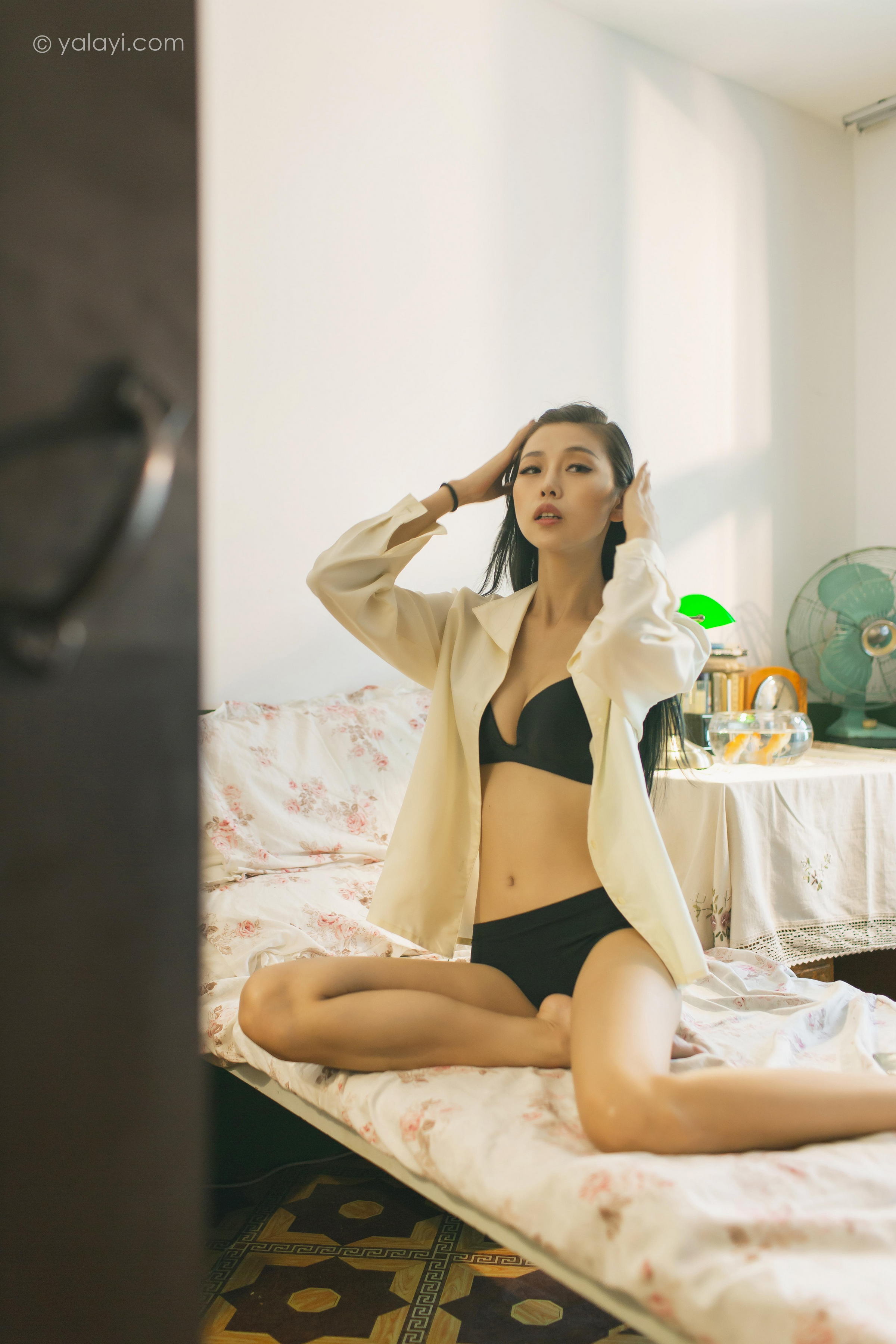 [YALAYI雅拉伊]2023.03.01 白衬衣女神 图雅 白色衬衫加黑色内衣性感私房写真集第7张