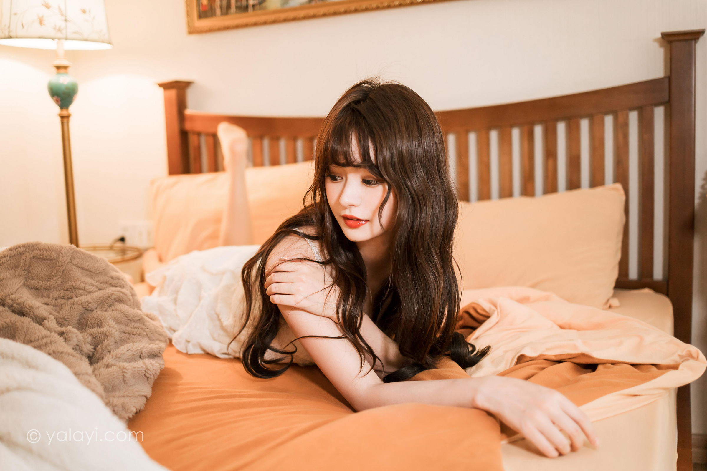 [YALAYI雅拉伊]2023.03.06 早安 小亭 白色吊带蕾丝睡衣裙加肉丝美腿性感私房写真集第3张