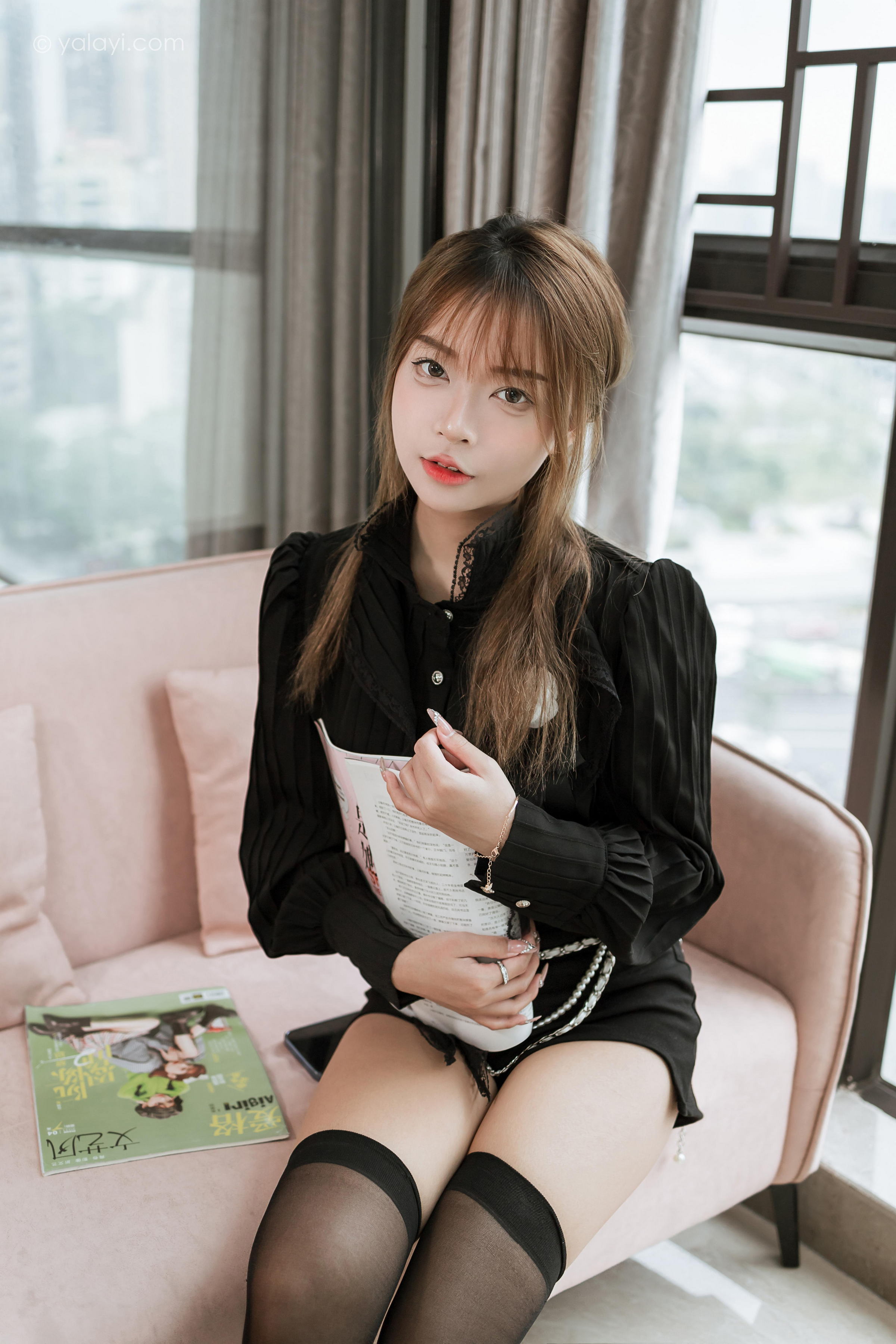 [YALAYI雅拉伊]2023.03.10 纯与欲 阿禾 黑色短裤加黑丝美腿性感私房写真集第3张