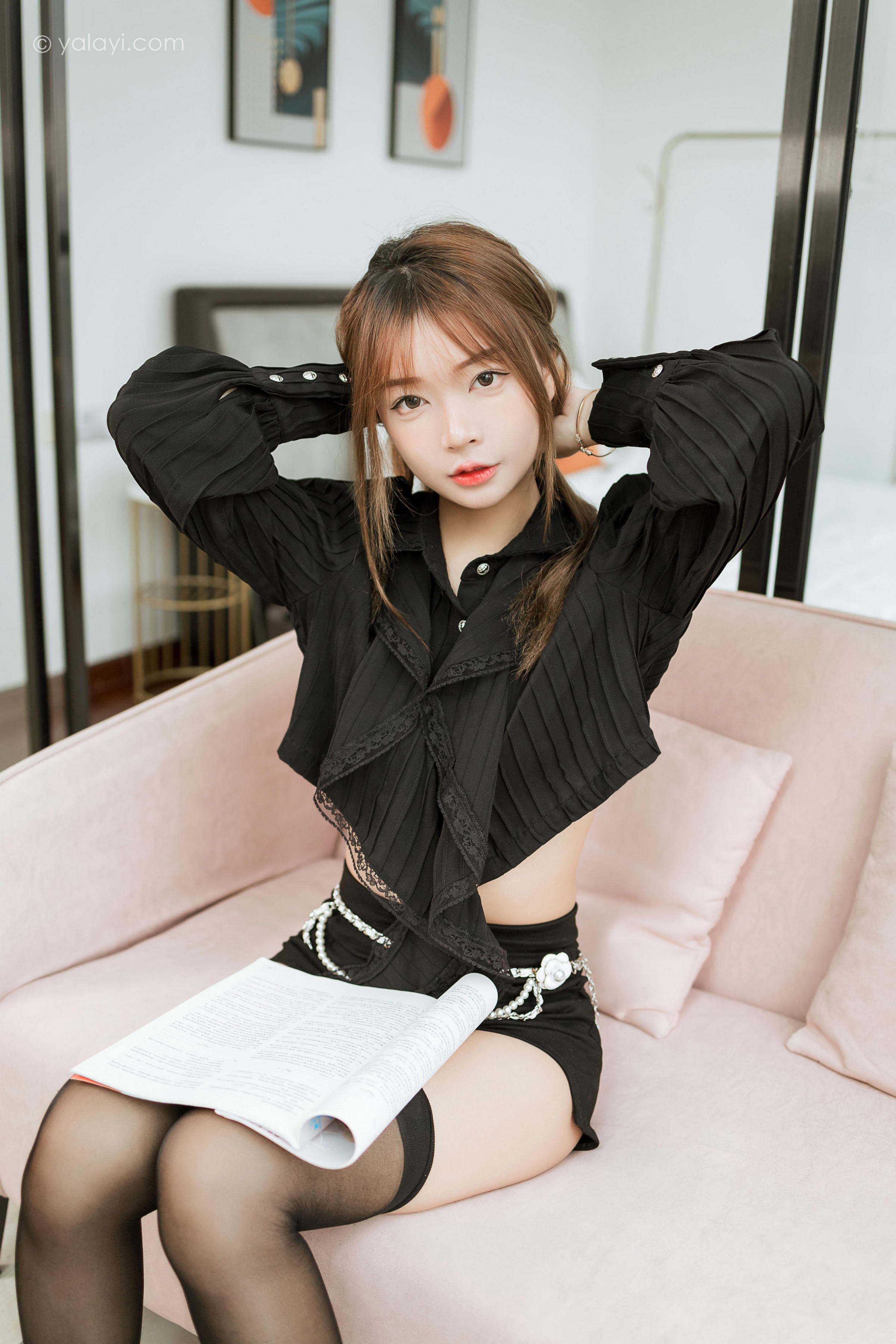 [YALAYI雅拉伊]2023.03.10 纯与欲 阿禾 黑色短裤加黑丝美腿性感私房写真集第7张