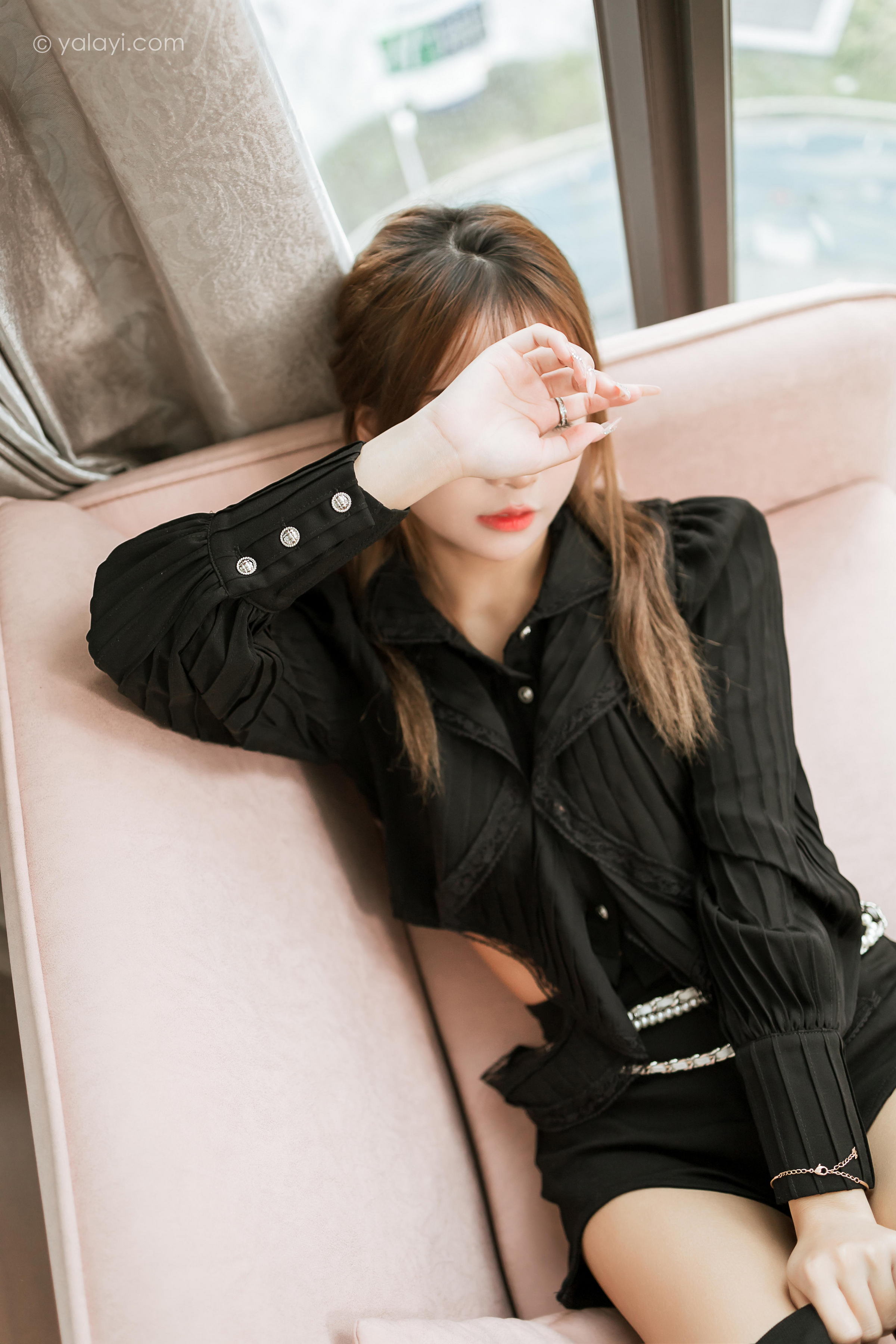 [YALAYI雅拉伊]2023.03.10 纯与欲 阿禾 黑色短裤加黑丝美腿性感私房写真集第9张