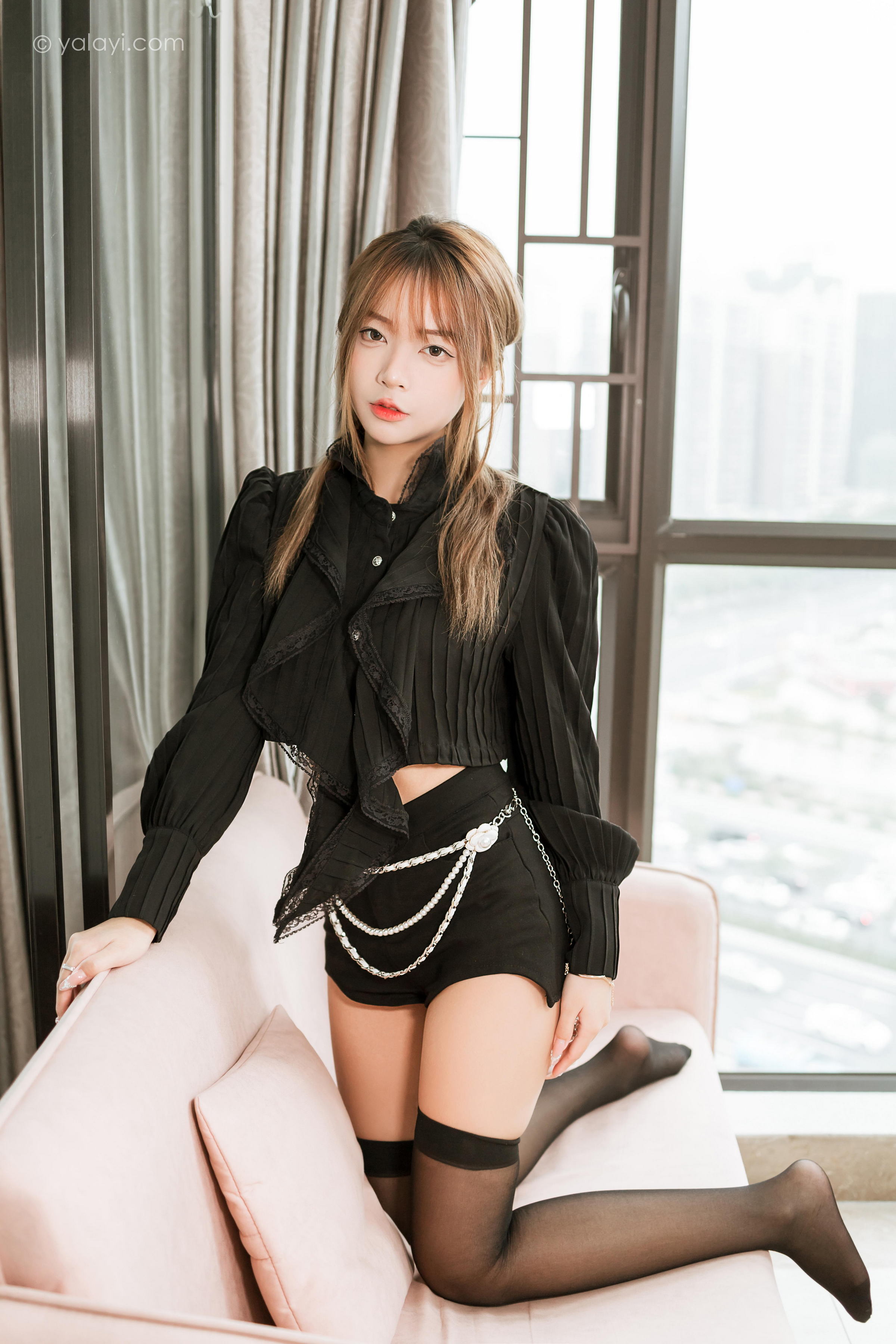 [YALAYI雅拉伊]2023.03.10 纯与欲 阿禾 黑色短裤加黑丝美腿性感私房写真集第10张
