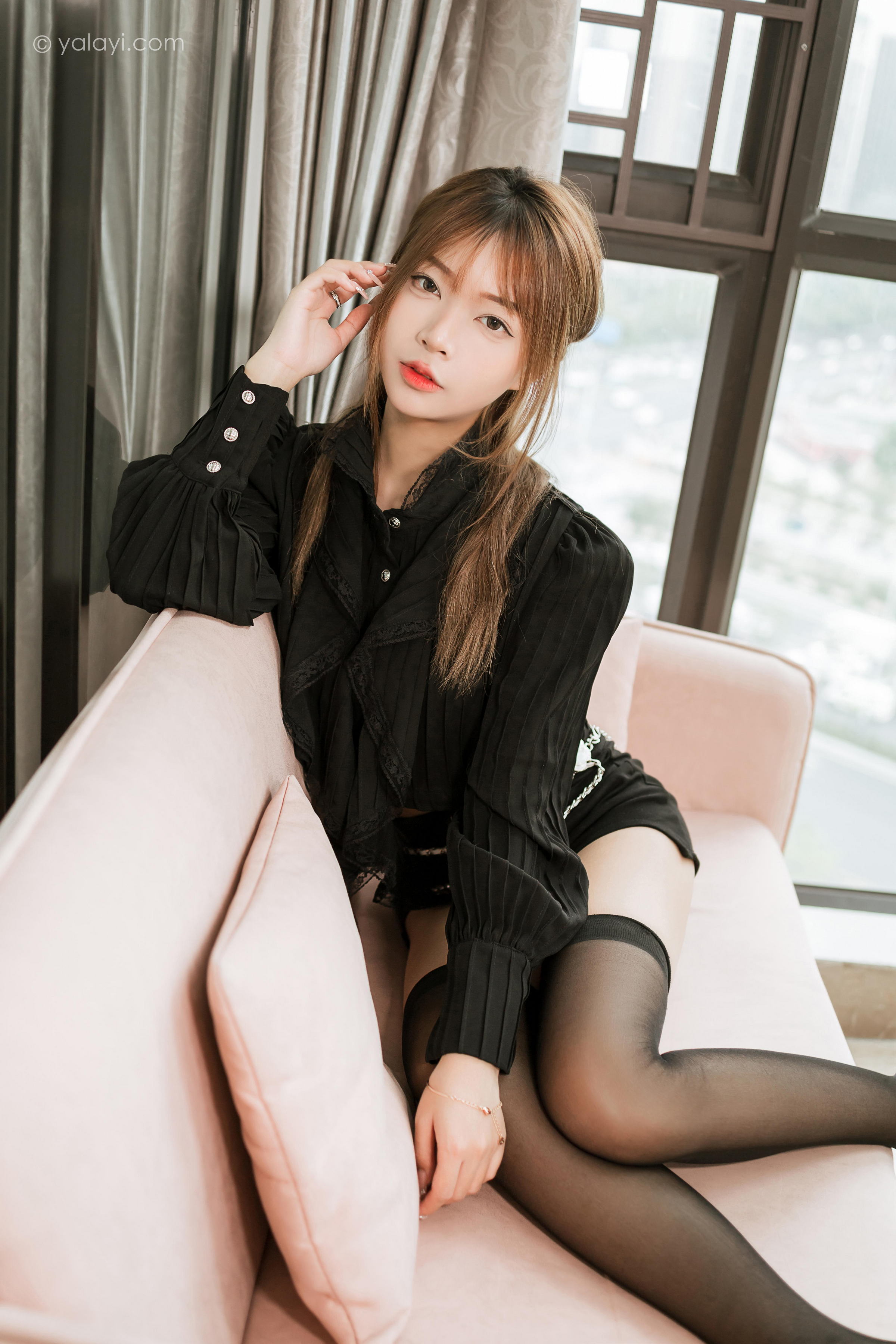 [YALAYI雅拉伊]2023.03.10 纯与欲 阿禾 黑色短裤加黑丝美腿性感私房写真集第10张