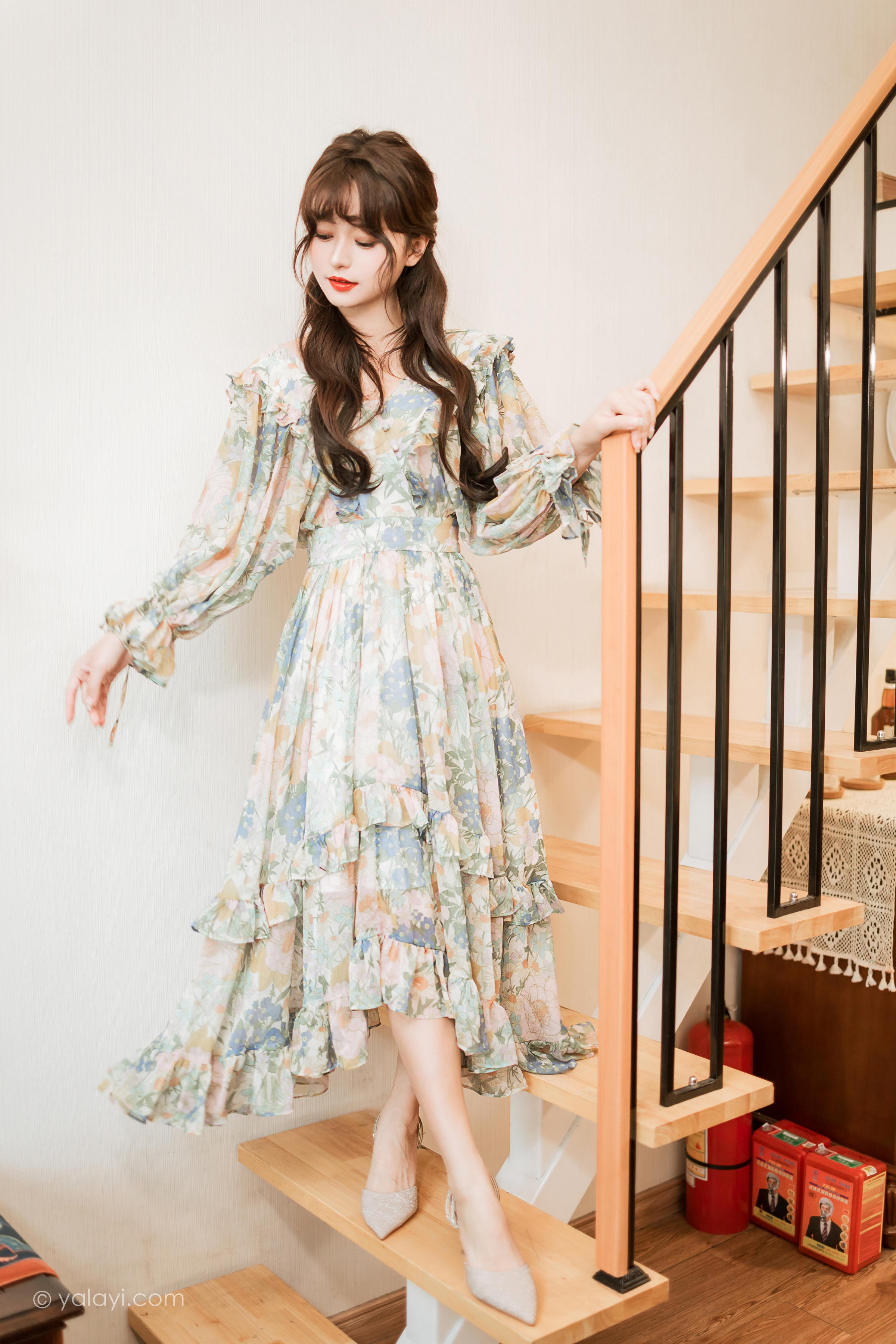 [YALAYI雅拉伊]2023.03.20 碎花裙少女 小亭 灰色碎花连衣裙居家清纯写真集第4张