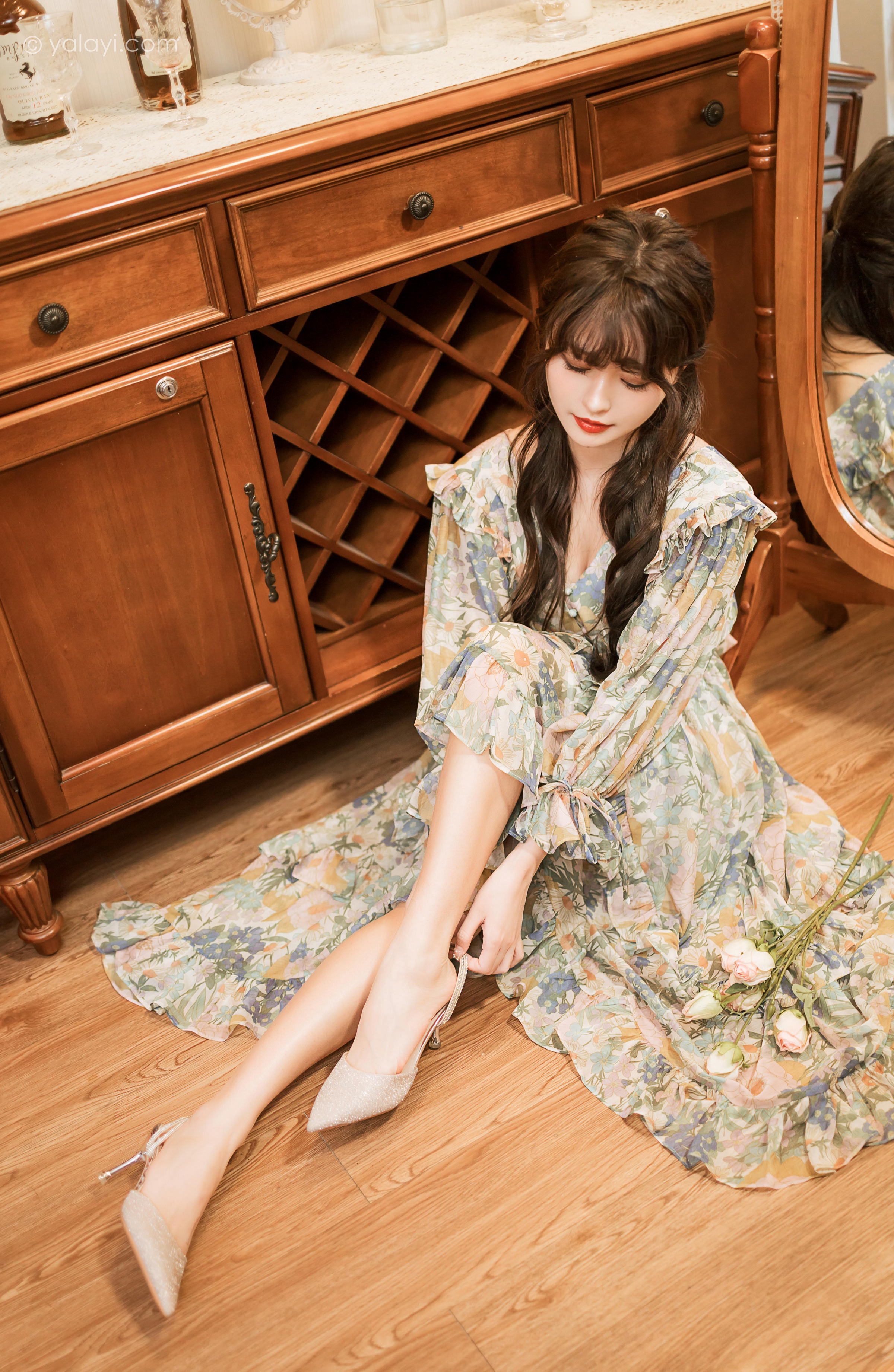 [YALAYI雅拉伊]2023.03.20 碎花裙少女 小亭 灰色碎花连衣裙居家清纯写真集第11张