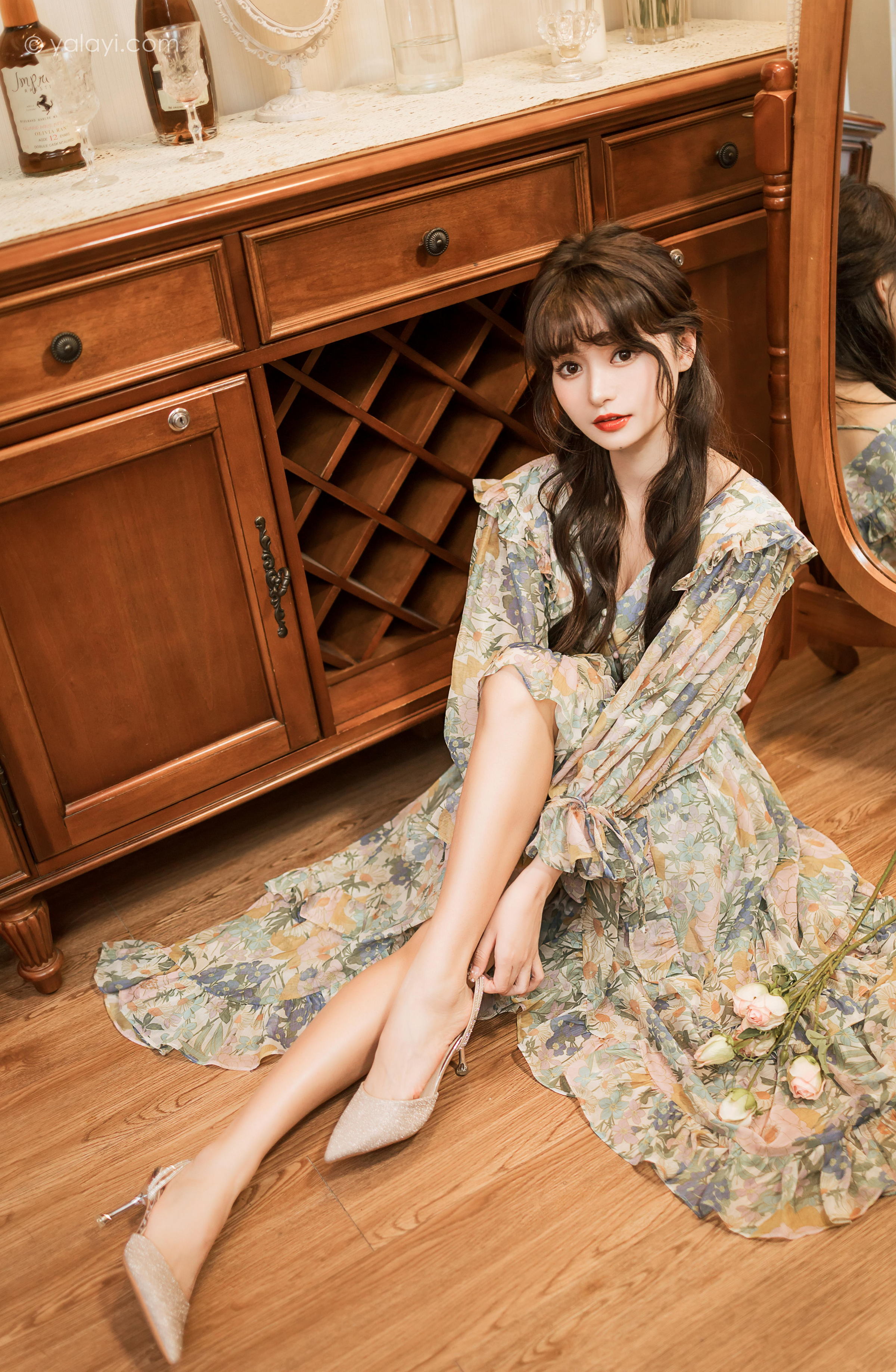 [YALAYI雅拉伊]2023.03.20 碎花裙少女 小亭 灰色碎花连衣裙居家清纯写真集第11张