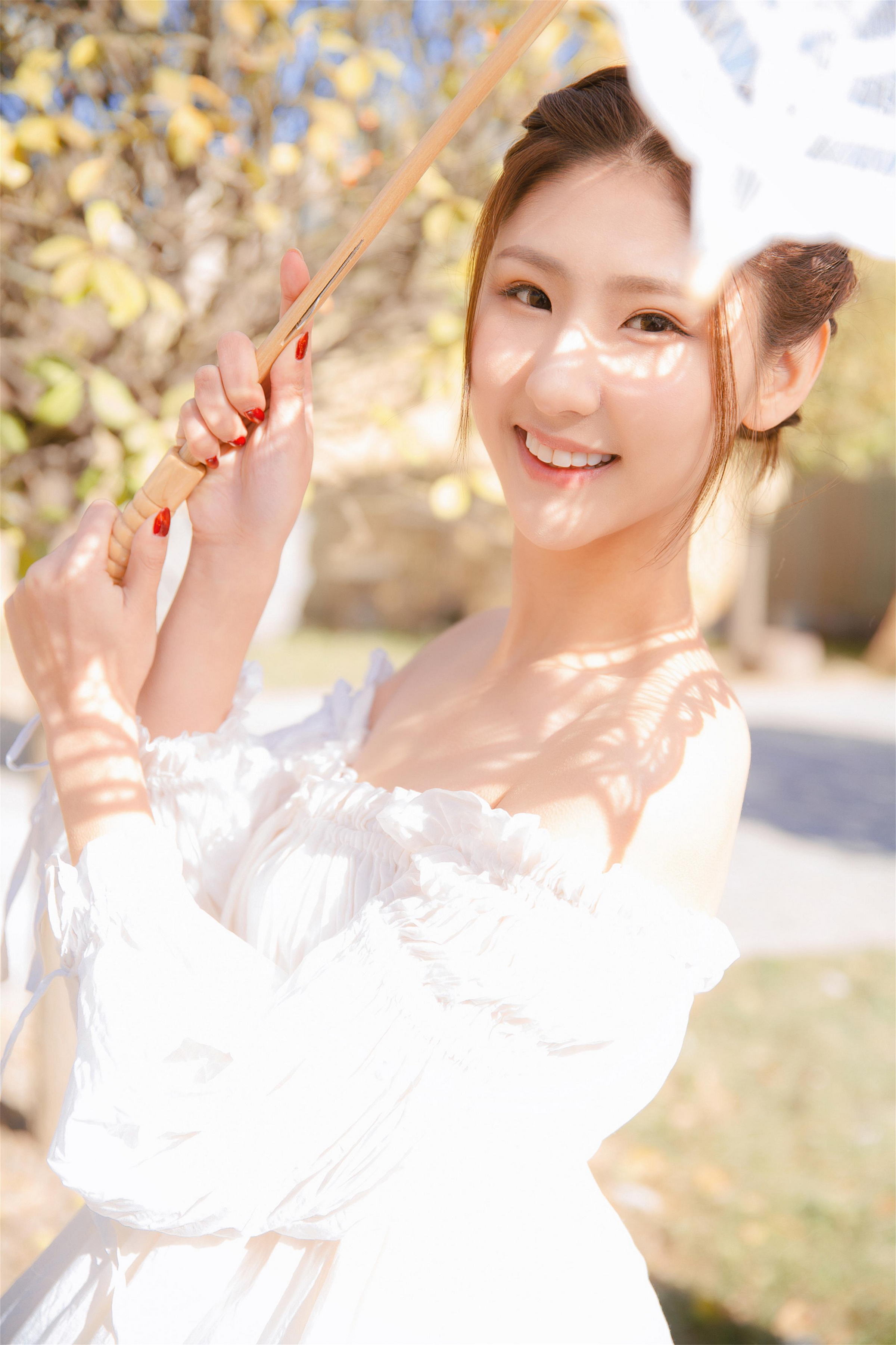 [YALAYI雅拉伊]2023.03.29 清新少女 白色抹胸连衣裙与透视制服裙性感私房写真集第3张