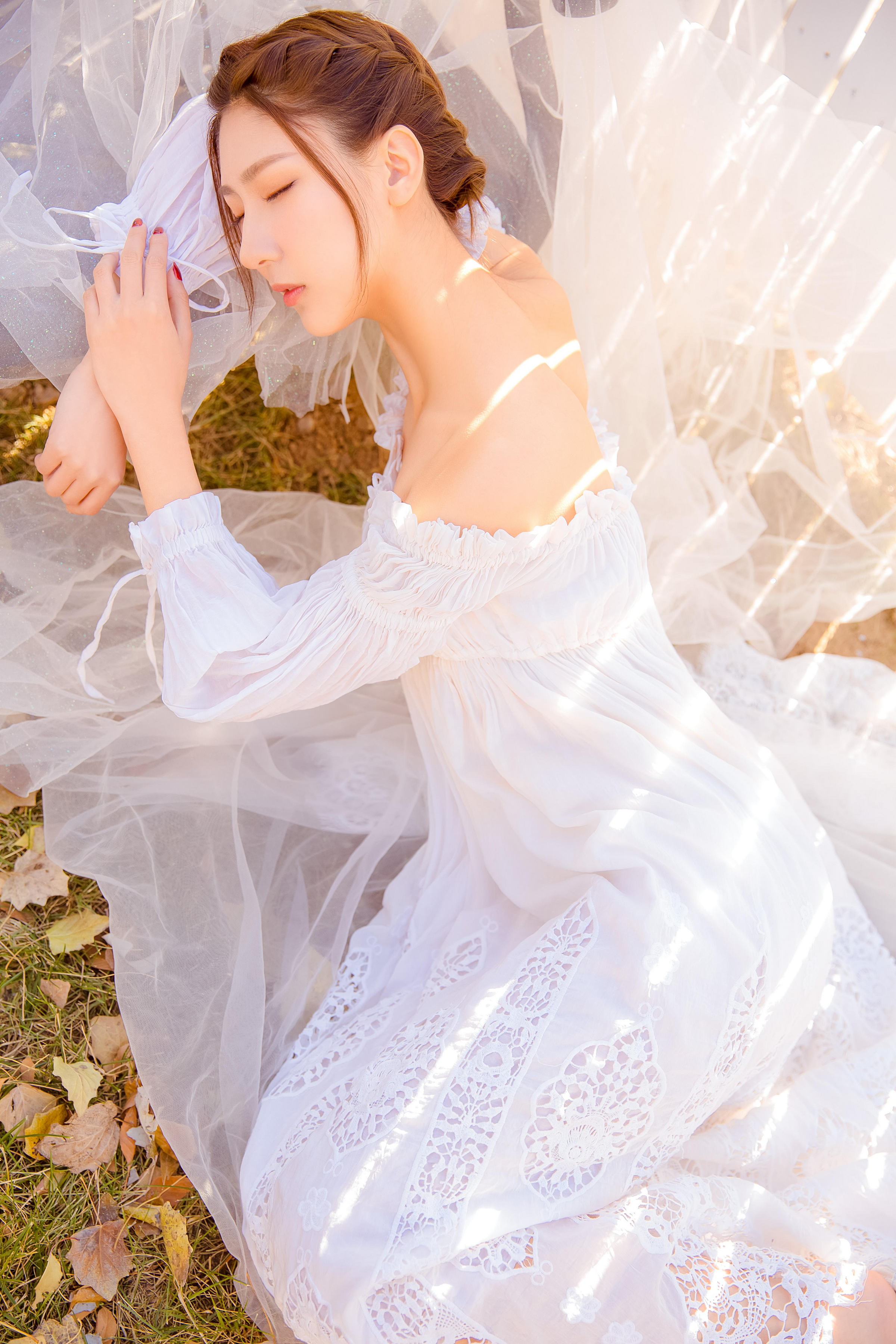 [YALAYI雅拉伊]2023.03.29 清新少女 白色抹胸连衣裙与透视制服裙性感私房写真集第2张