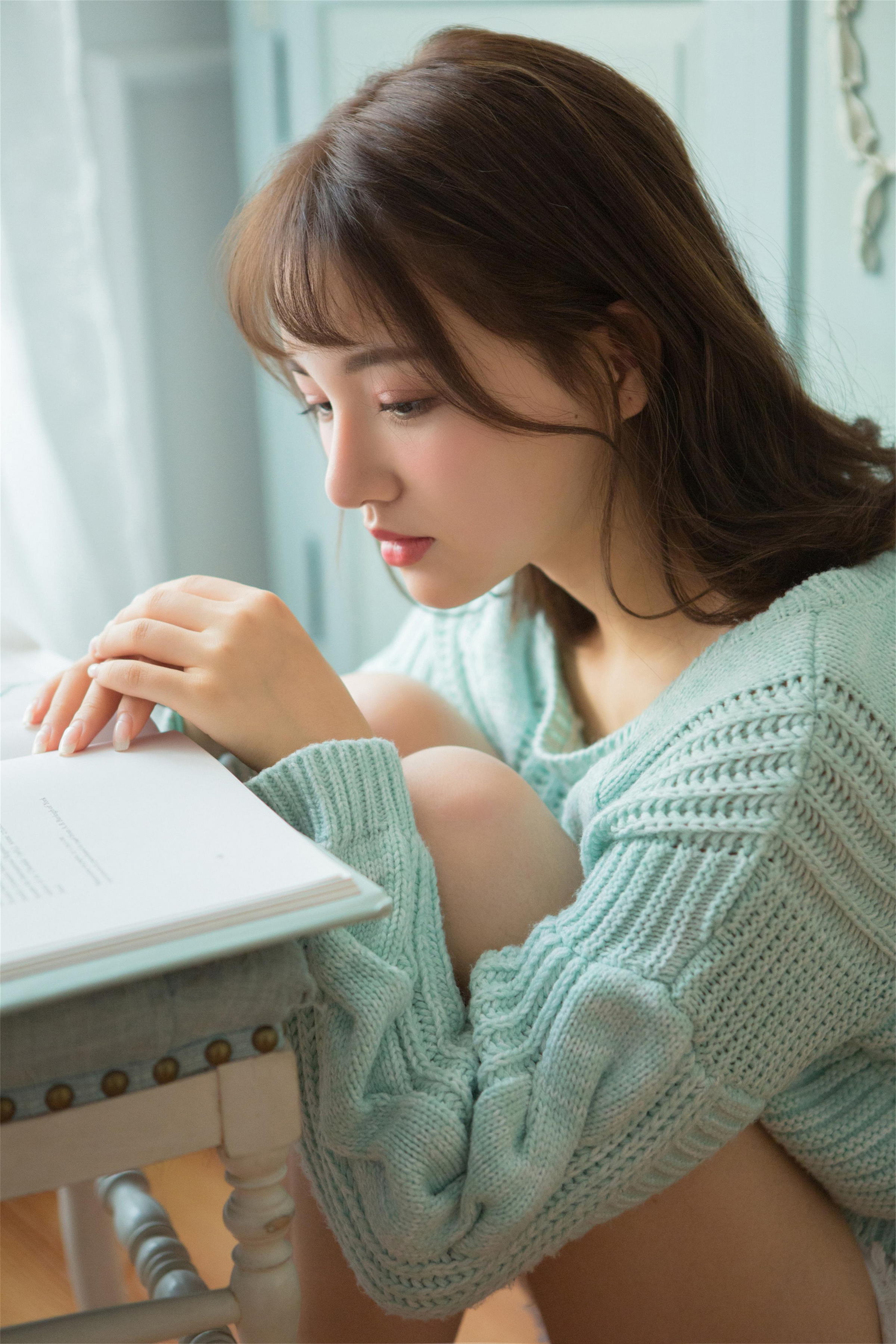 [YALAYI雅拉伊]2023.04.05 时光如沙 清纯少女镂空毛衣加白色短裤居家私房写真集第8张