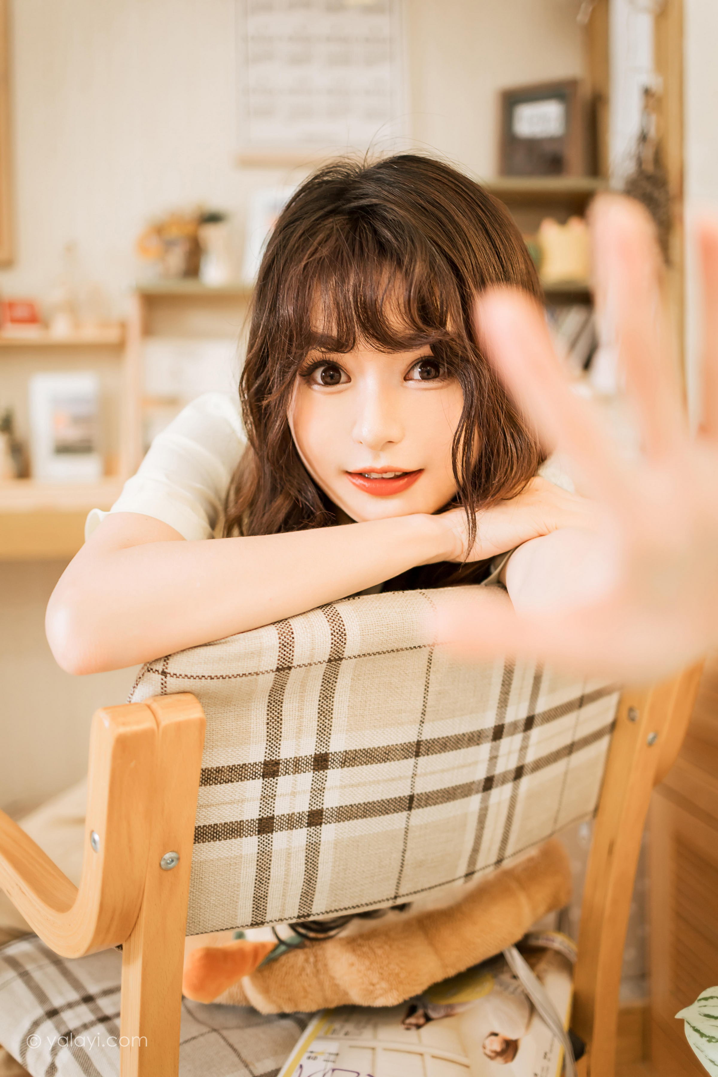 [YALAYI雅拉伊]2023.05.02 惬意的悠闲时光 小亭 白色衬衫与米色连衣裙居家清纯写真集第10张