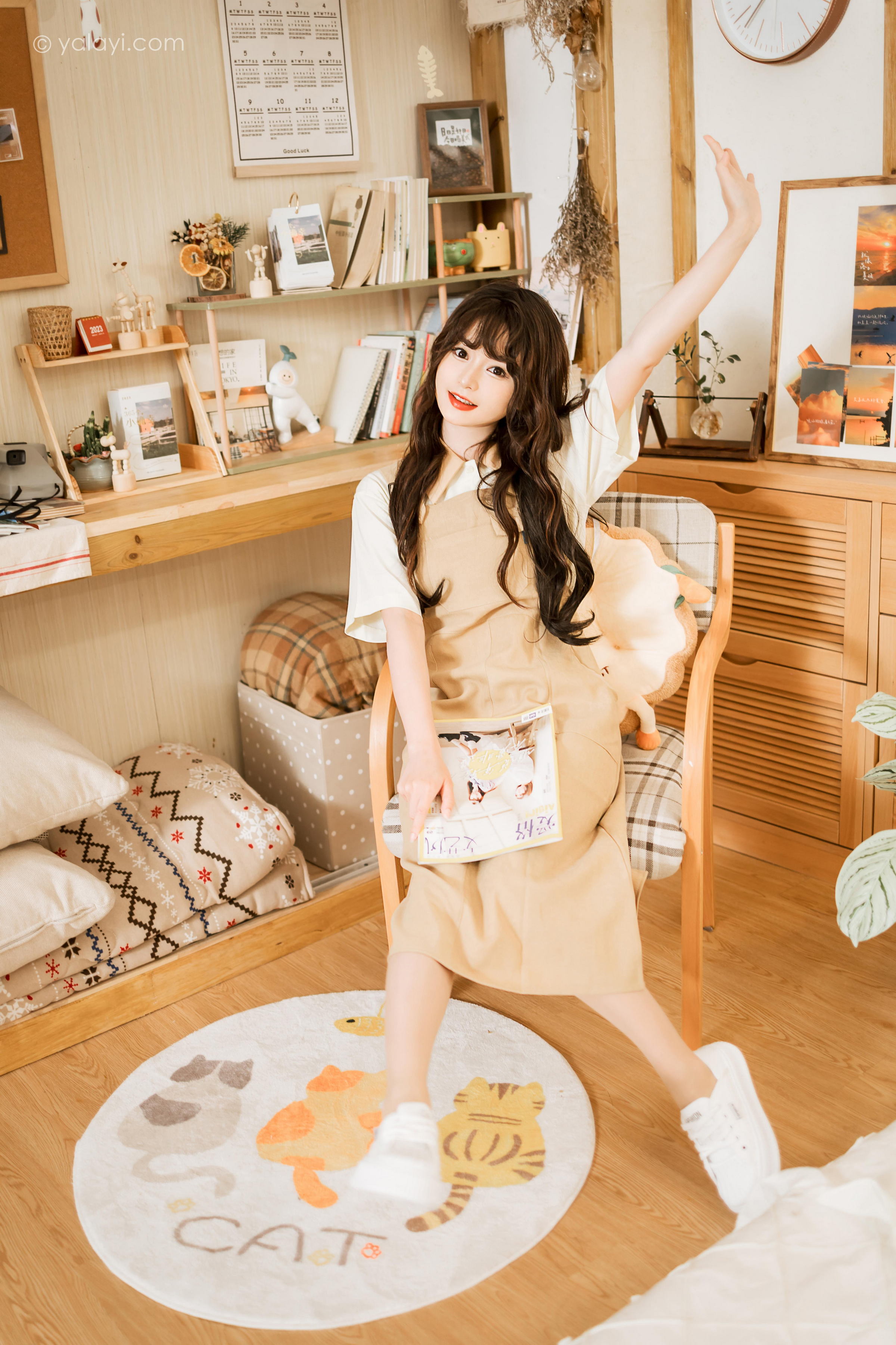 [YALAYI雅拉伊]2023.05.02 惬意的悠闲时光 小亭 白色衬衫与米色连衣裙居家清纯写真集第15张