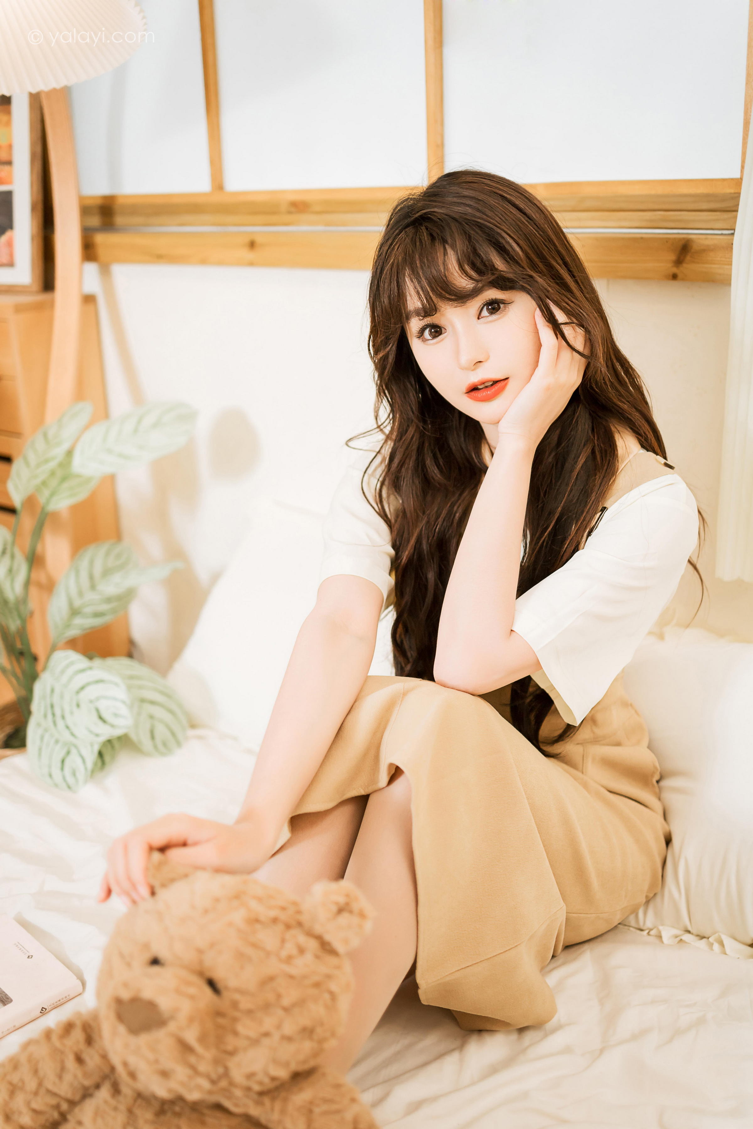 [YALAYI雅拉伊]2023.05.02 惬意的悠闲时光 小亭 白色衬衫与米色连衣裙居家清纯写真集第15张