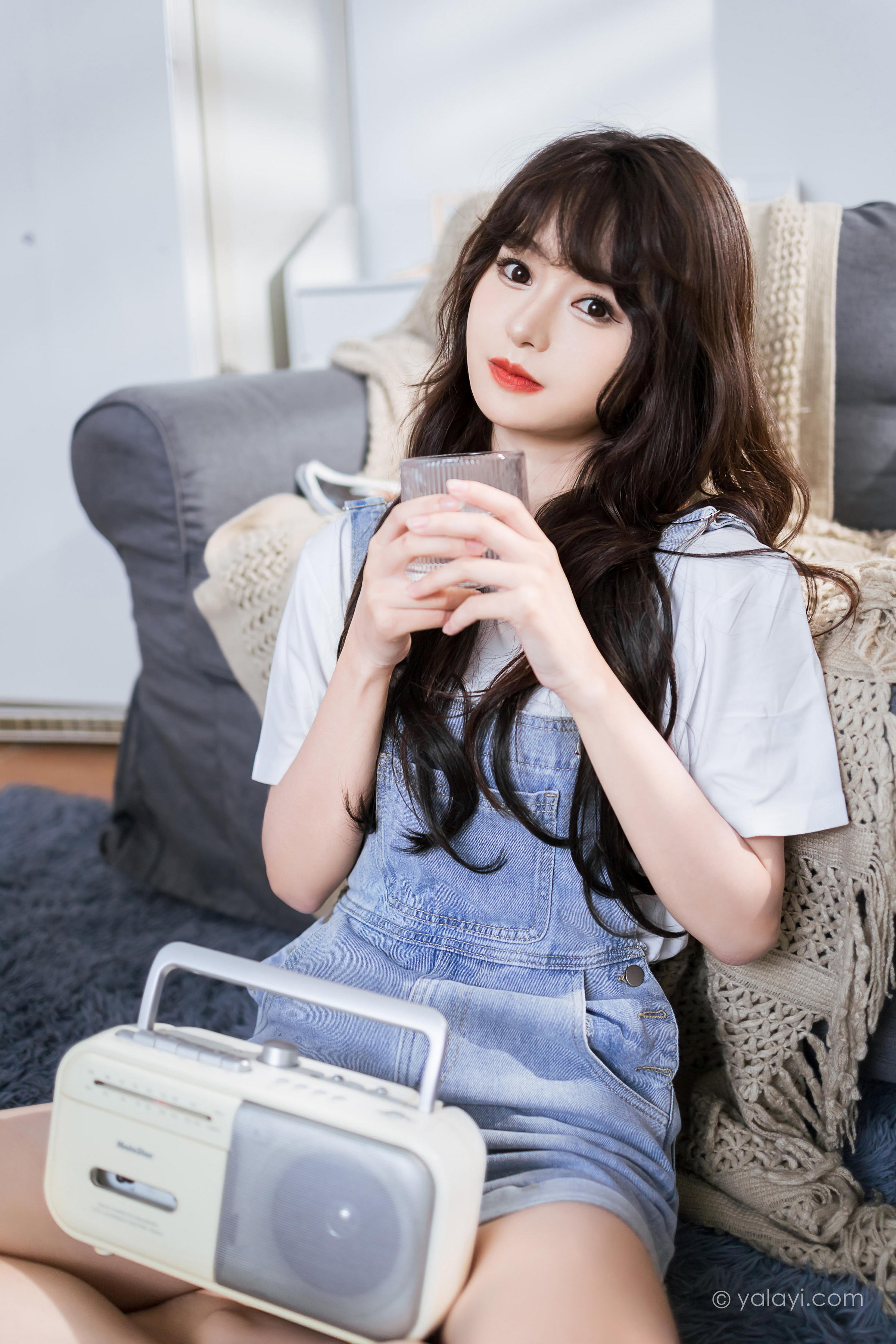 [YALAYI雅拉伊]2023.05.12 穿吊带牛仔裤的少女 小亭 白色短袖加牛仔短裤性感私房写真集第14张