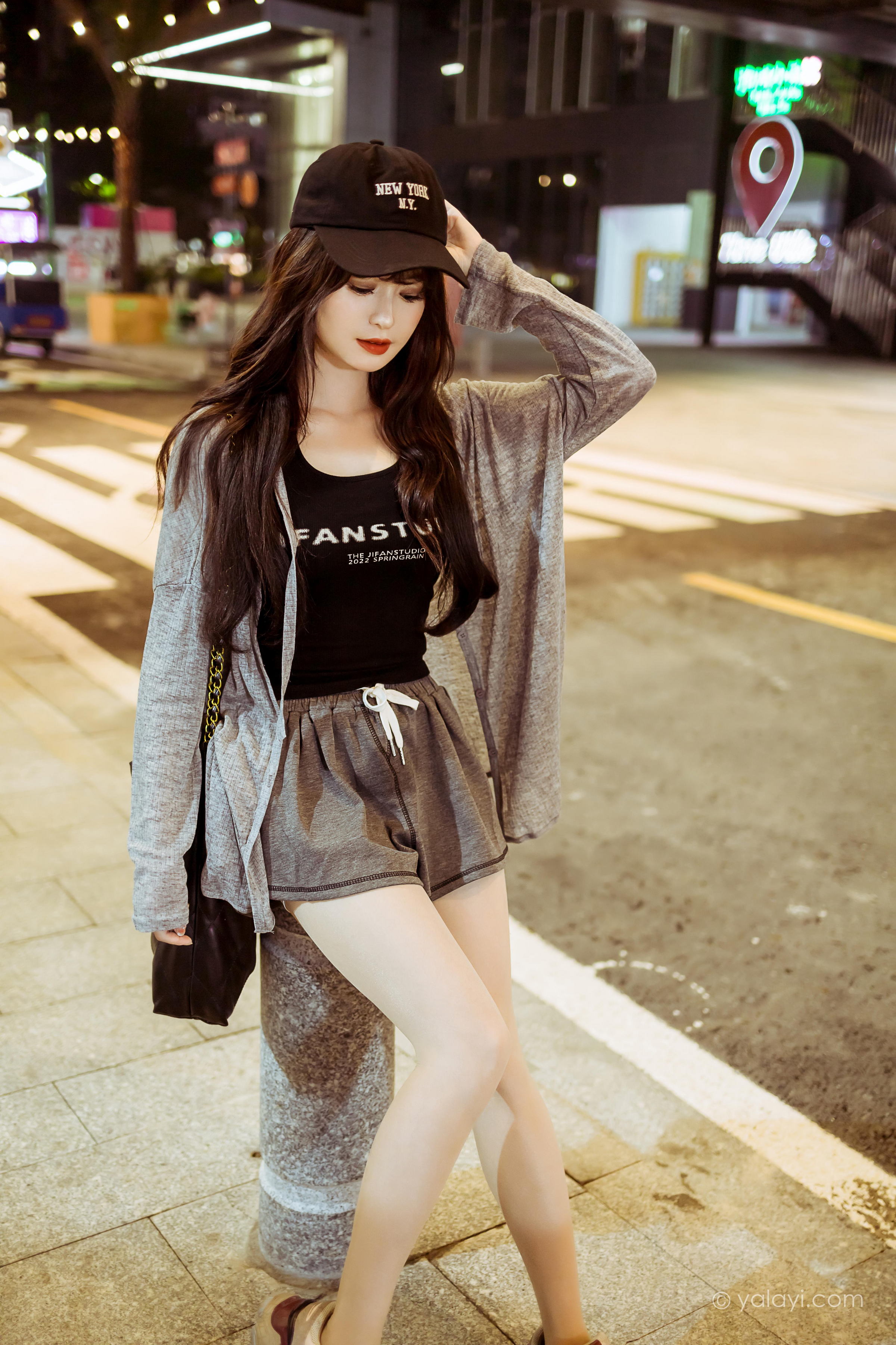 [YALAYI雅拉伊]2023.05.29 与你逛逛街 小亭 黑色背心加橙色短裤清纯写真集第2张