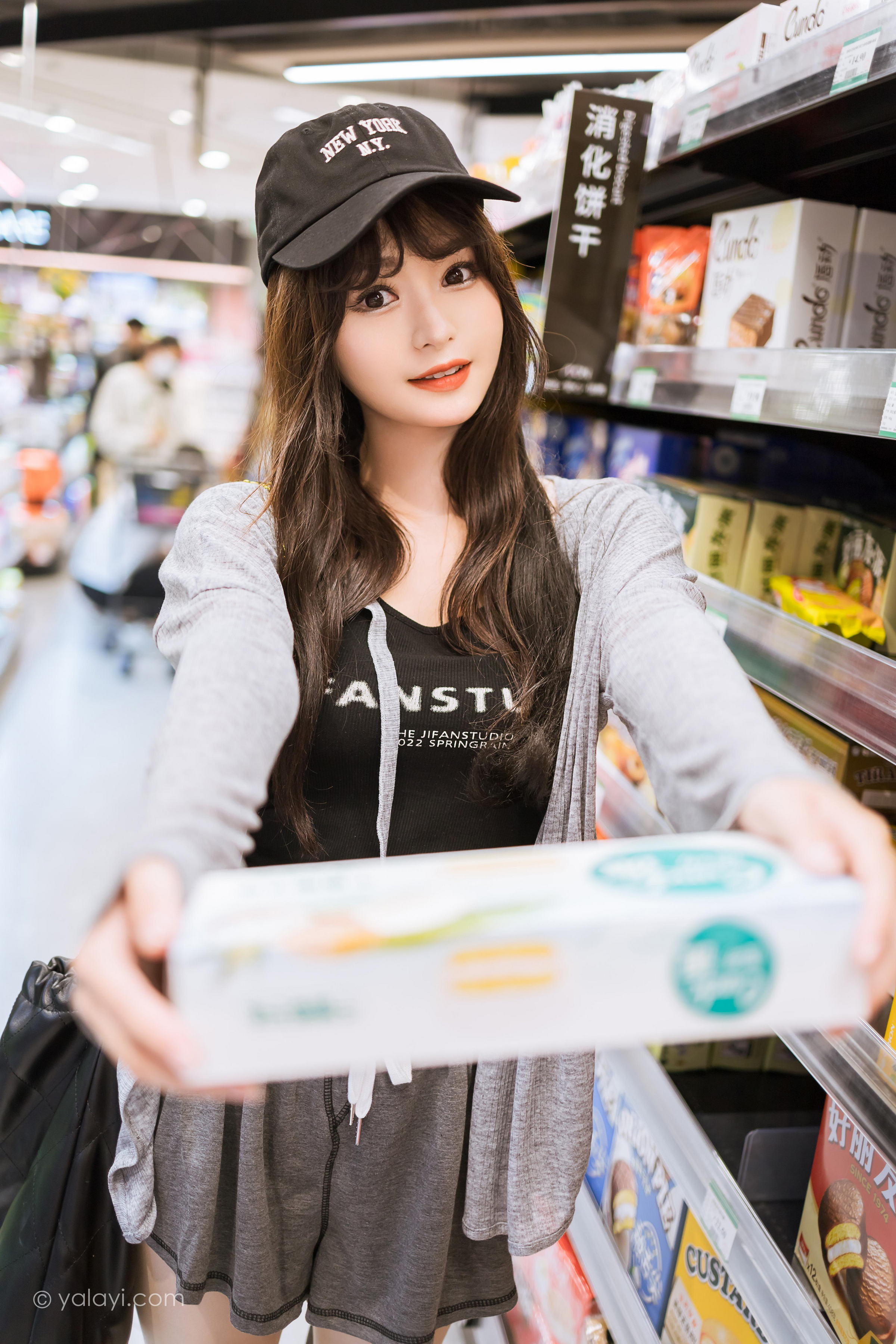 [YALAYI雅拉伊]2023.05.29 与你逛逛街 小亭 黑色背心加橙色短裤清纯写真集第10张