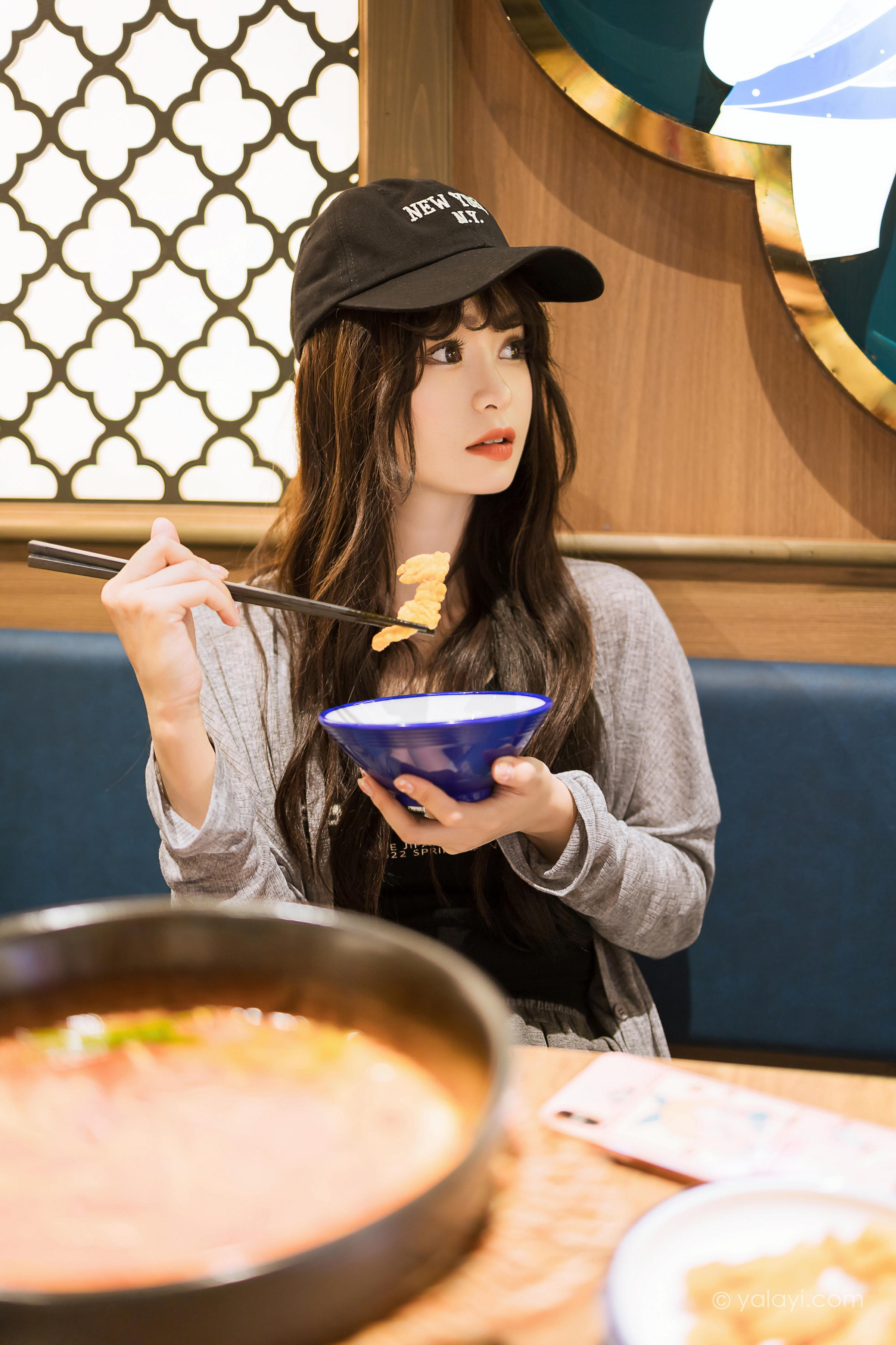 [YALAYI雅拉伊]2023.05.29 与你逛逛街 小亭 黑色背心加橙色短裤清纯写真集第13张