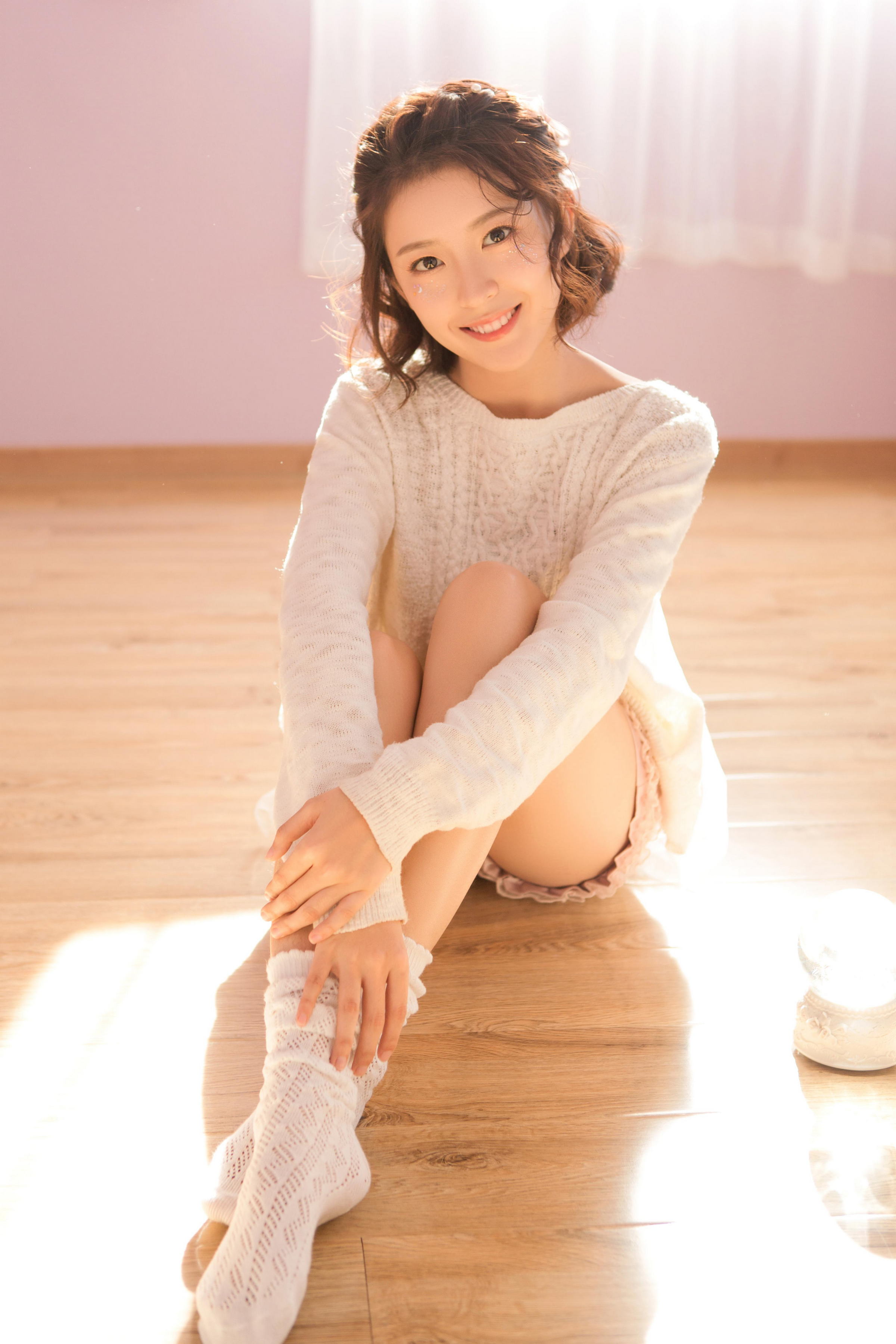 [YALAYI雅拉伊]2023.06.01 清丽佳人 白色镂空毛衣加粉色短裤与红色吊带连衣裙性感私房写真集第4张