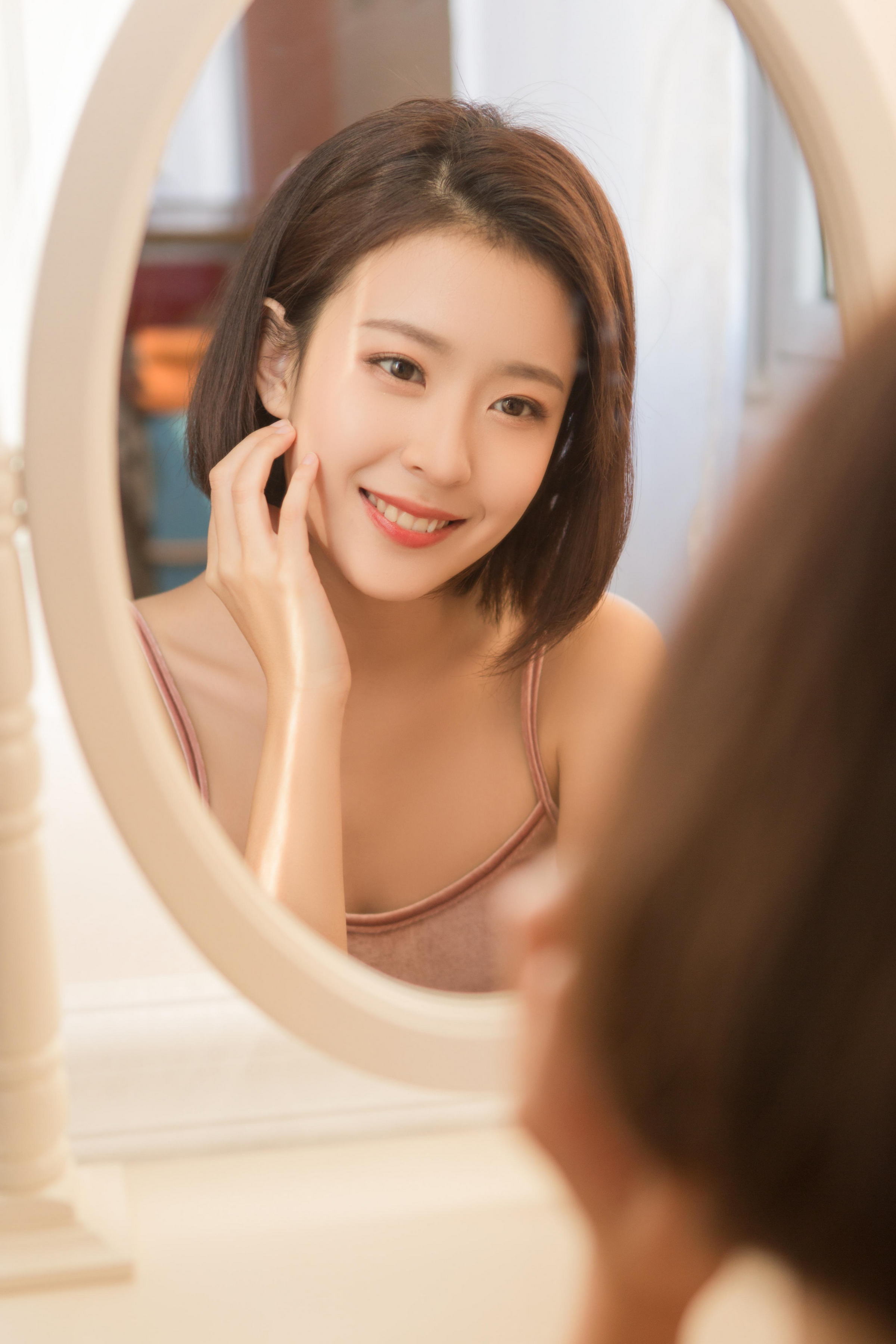 [YALAYI雅拉伊]2023.06.01 清丽佳人 白色镂空毛衣加粉色短裤与红色吊带连衣裙性感私房写真集第11张