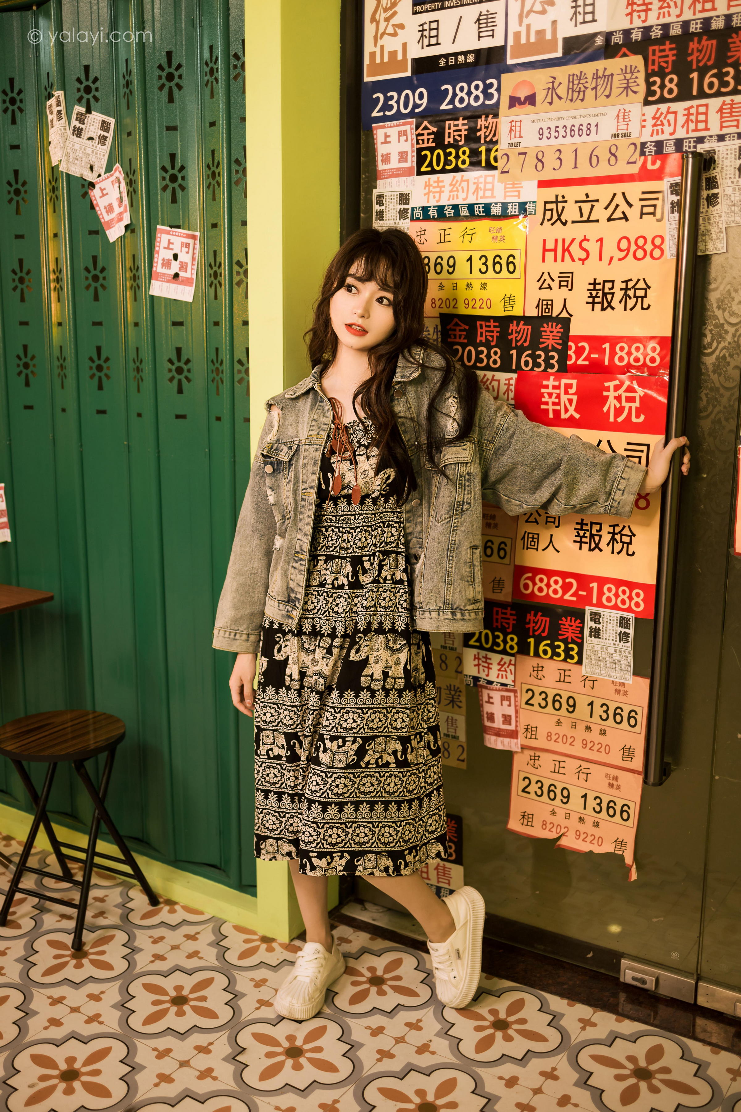 [YALAYI雅拉伊]2023.06.09 小巷听风 小亭 灰色牛仔外套加黑色蕾丝连衣裙清纯街拍写真集第5张