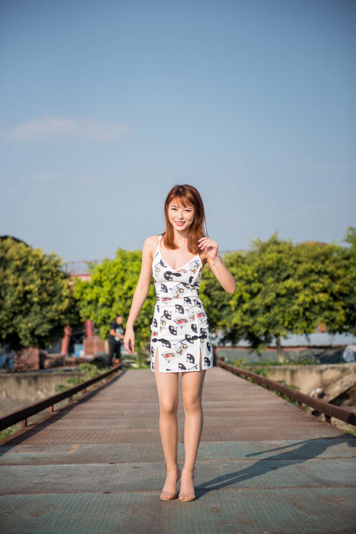 微博小解解@清水由乃 御风街拍 仅身裙肉丝 在现浏览第20张