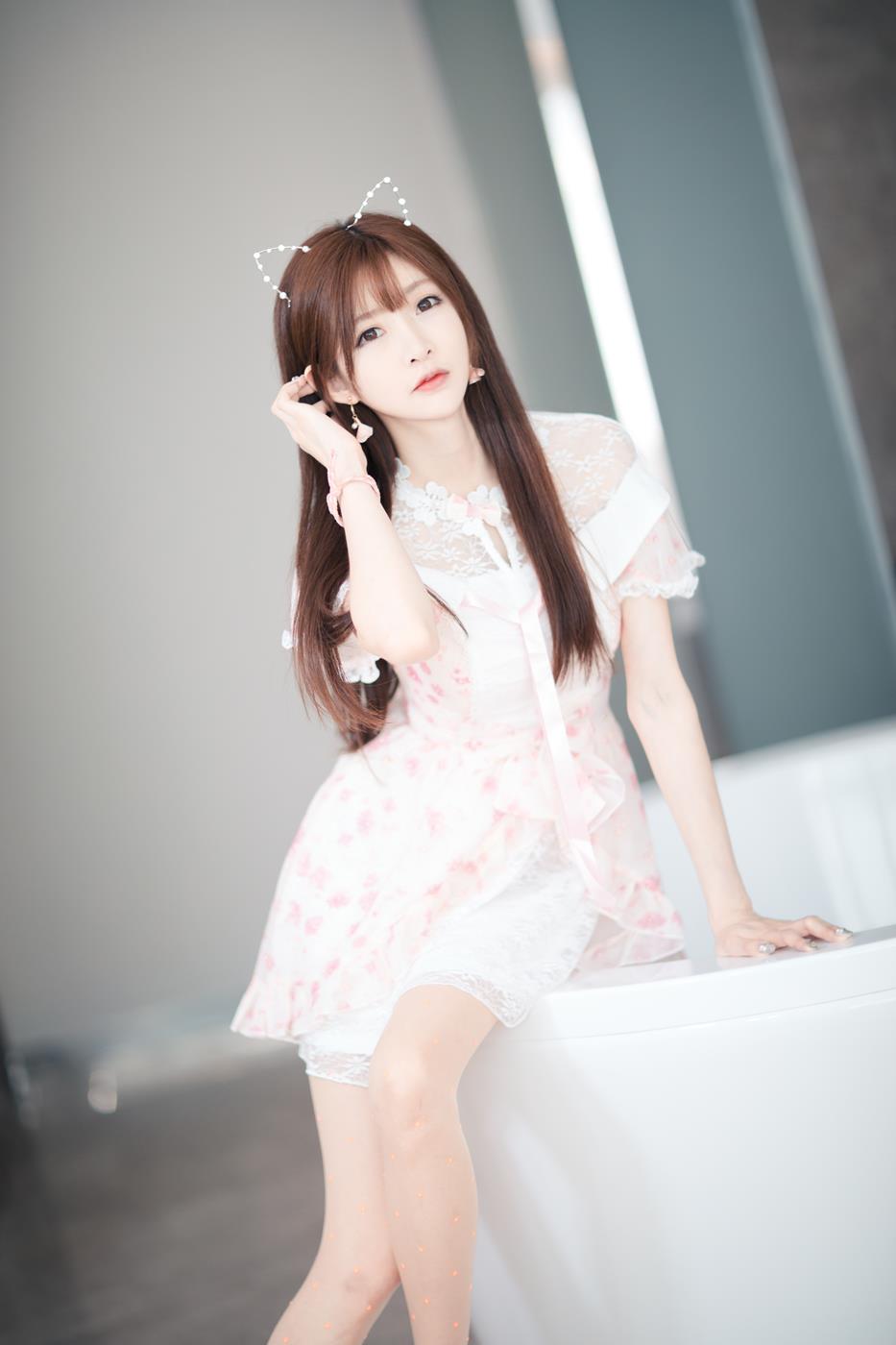 网紅Coser@王羽杉 粉色连衣裙[16P]第1张