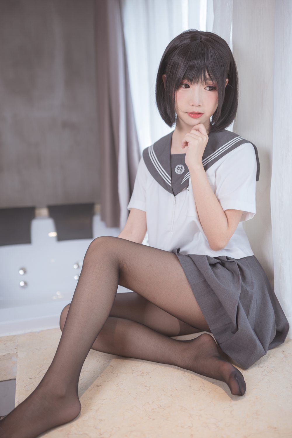 网荭Coser@面饼仙儿 脑内少女 黑丝JK 在现浏览第4张