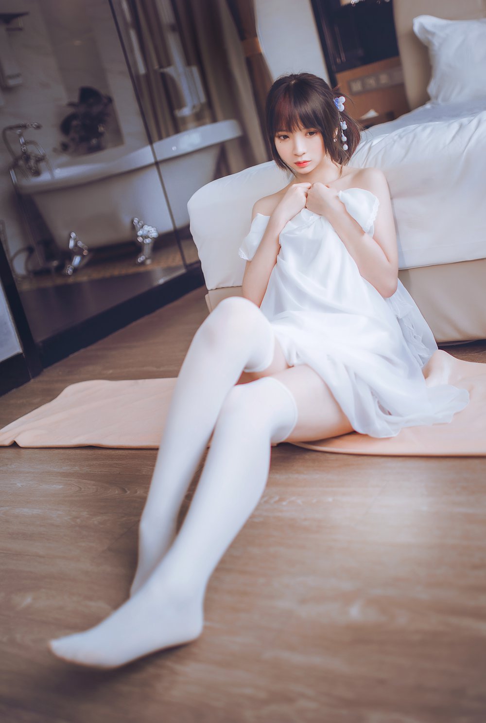 网荭Coser@疯猫ss 白色睡衣 在现浏览第2张