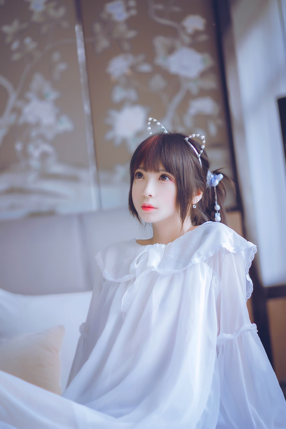 网荭Coser@疯猫ss 白色睡衣 在现浏览第3张