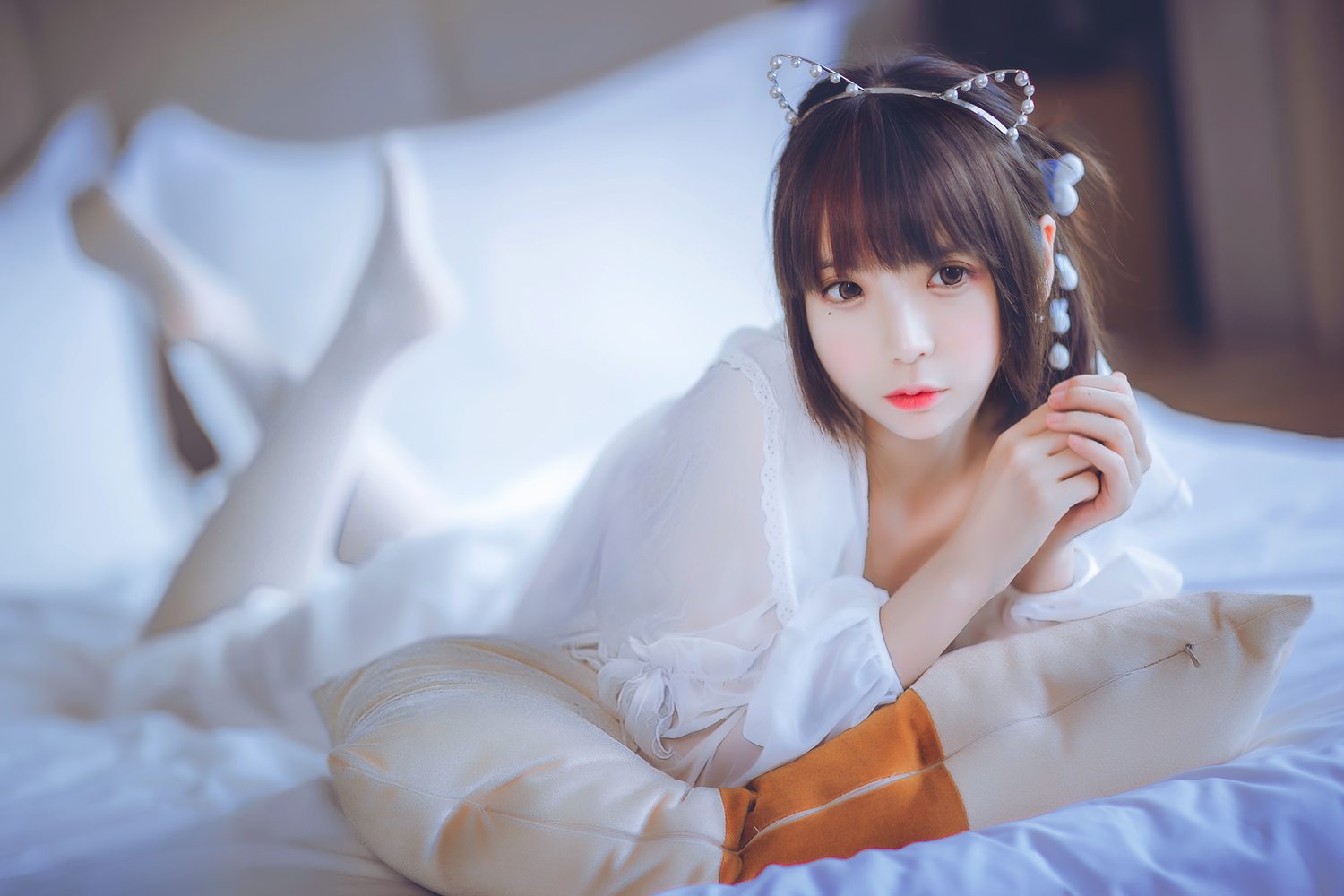 网荭Coser@疯猫ss 白色睡衣 在现浏览第3张