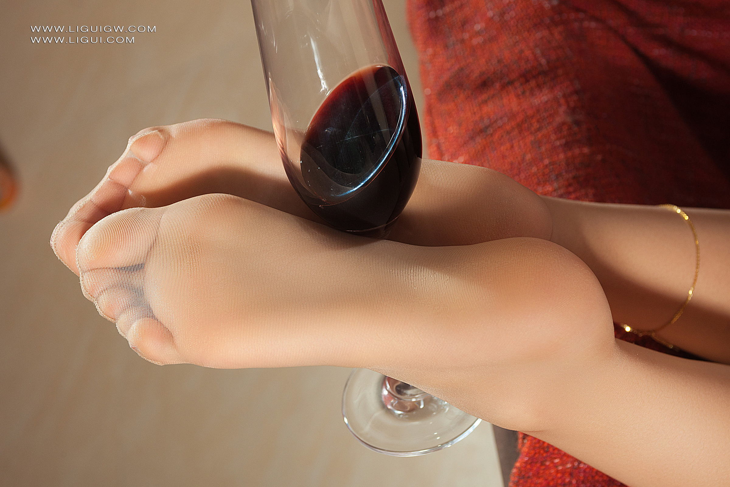 [Ligui丽柜] 2025.11.12 只有丝袜和红酒作伴的失恋女孩 微微第21张